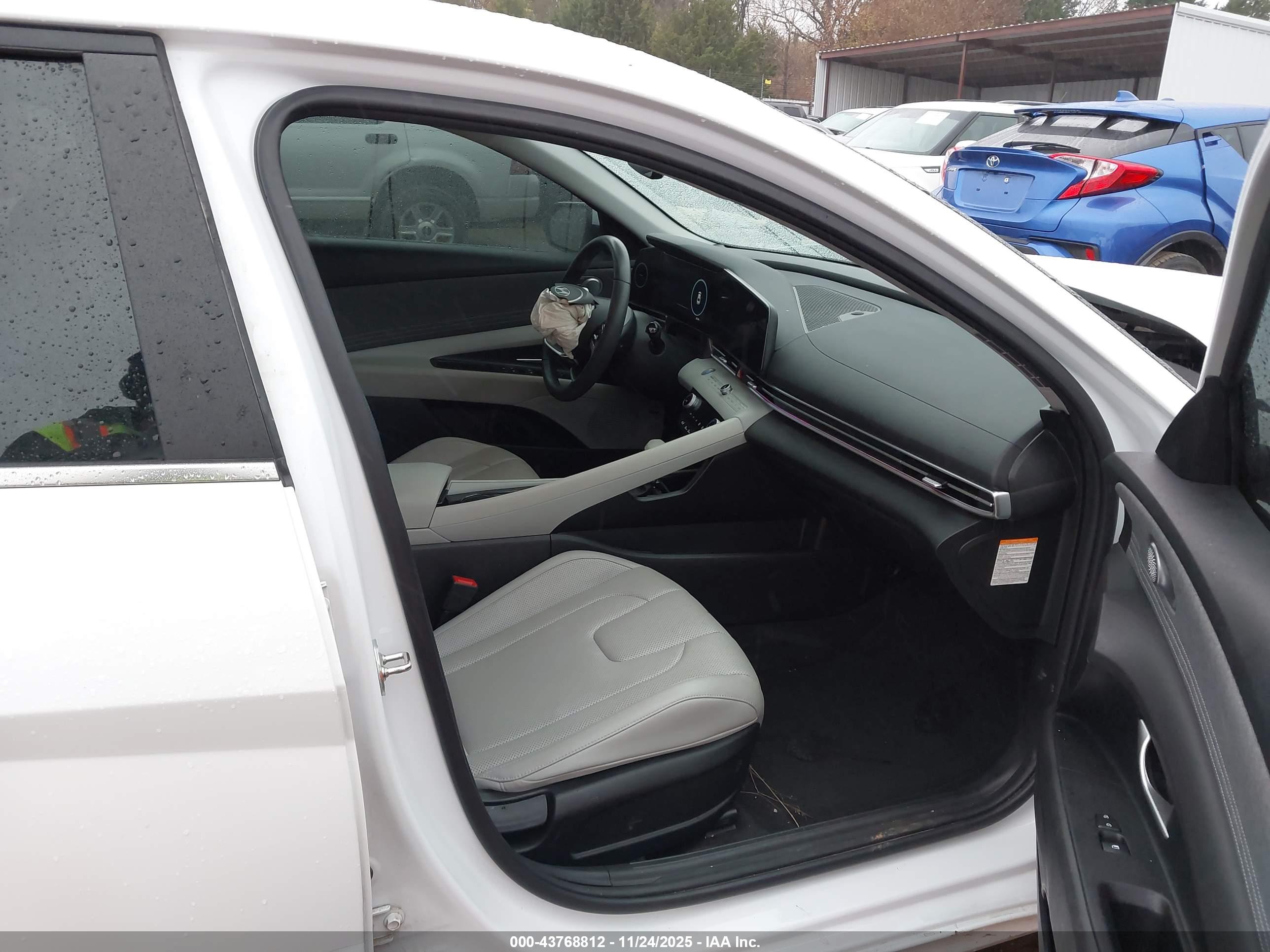 HYUNDAI ELANTRA image 5
