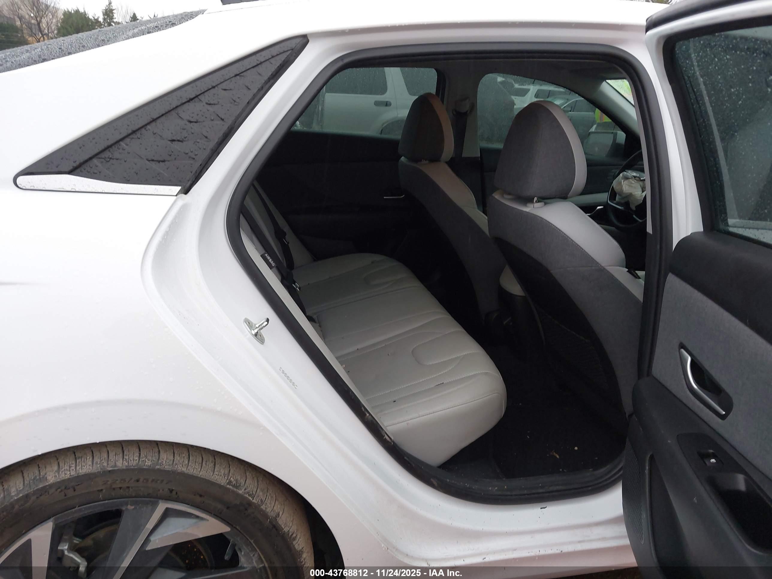HYUNDAI ELANTRA image 8