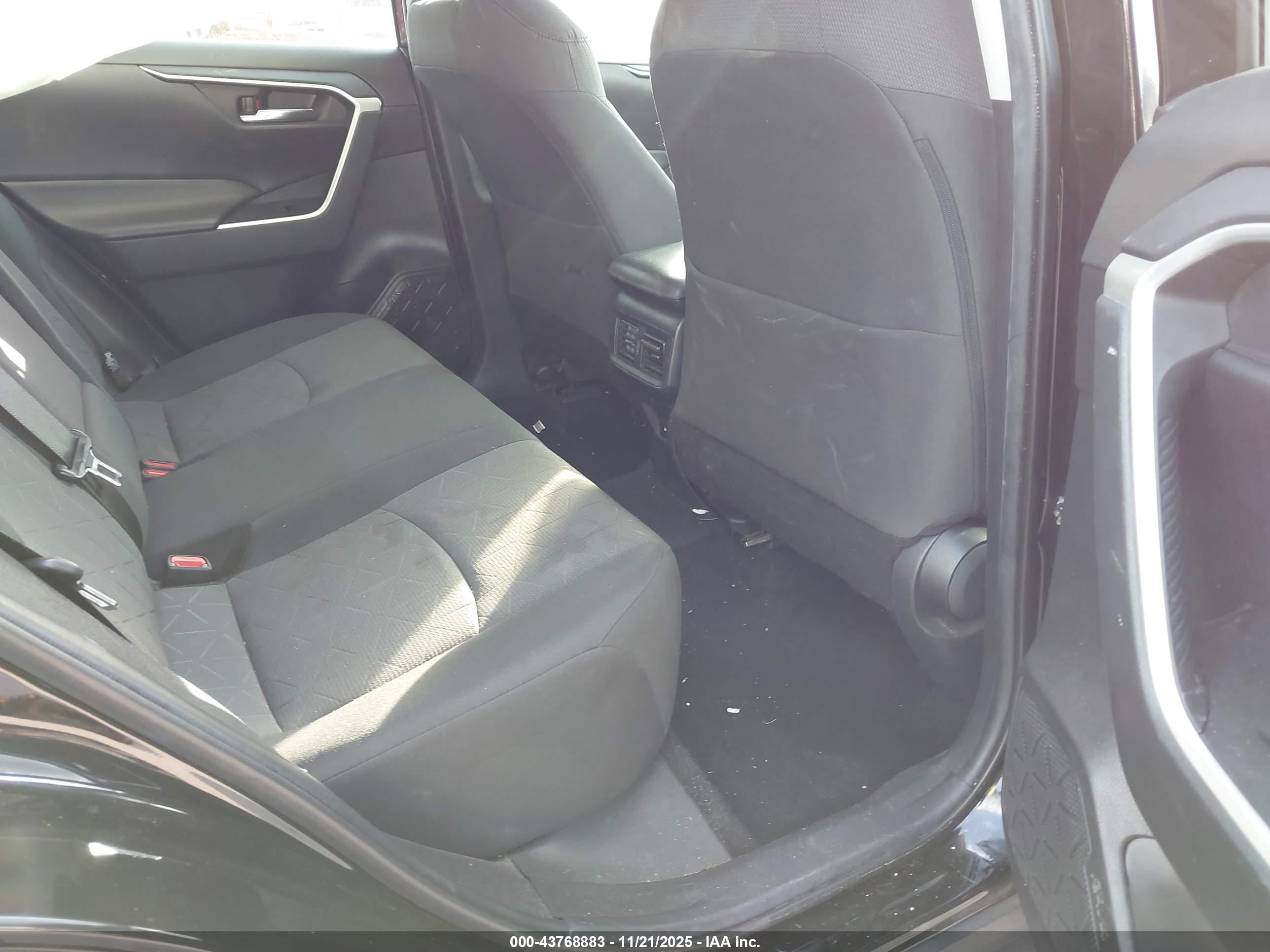 TOYOTA RAV4 image 8