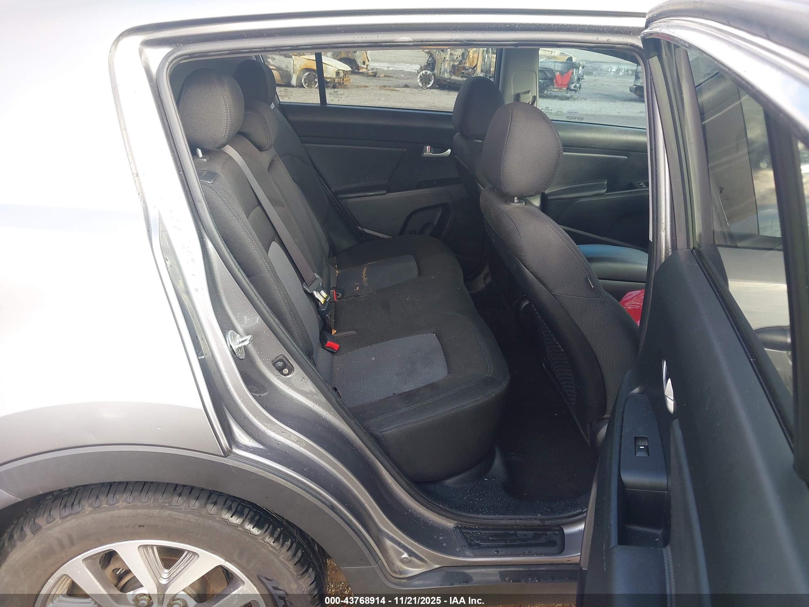 KIA SPORTAGE image 8