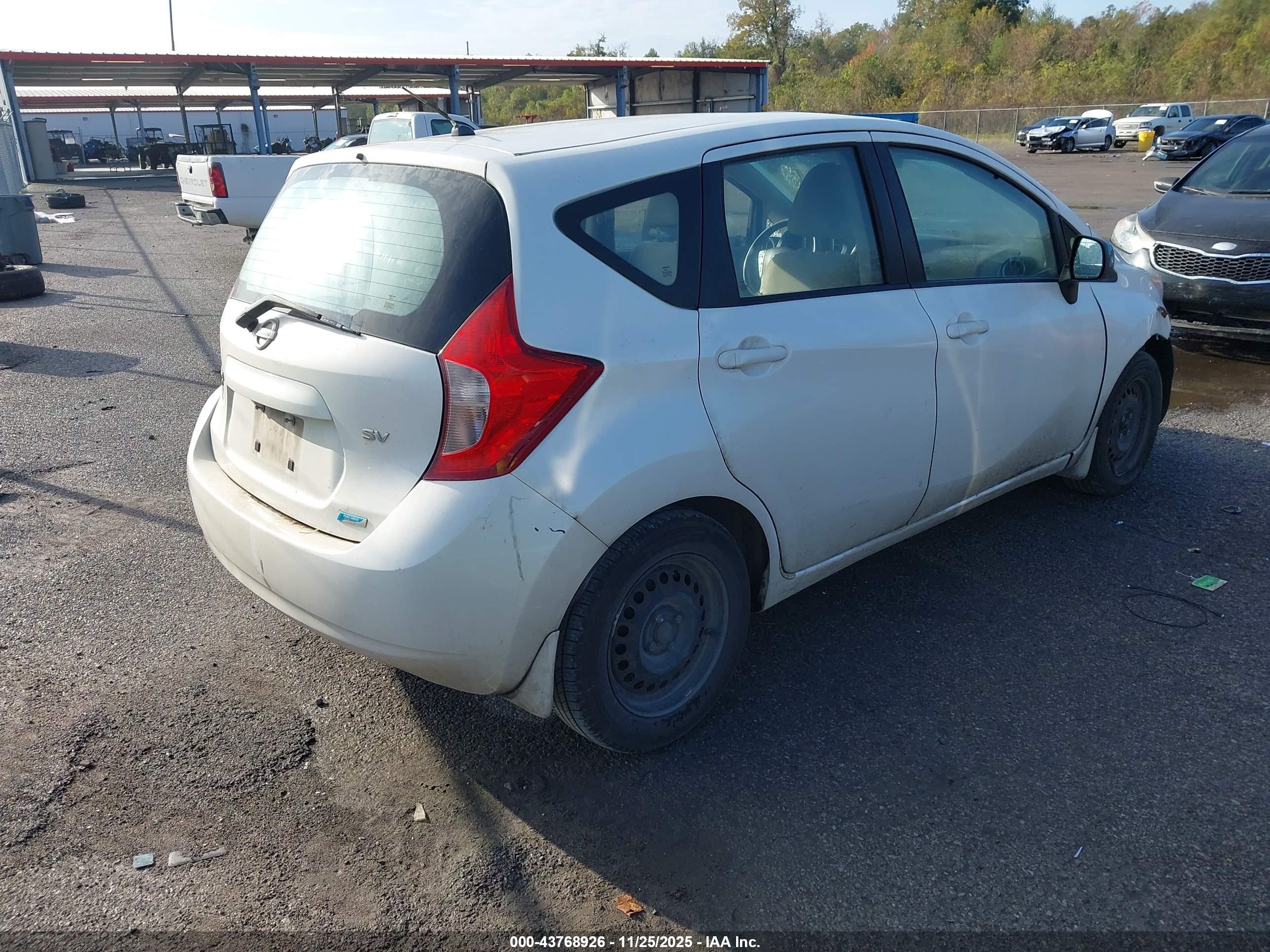 NISSAN VERSA image 4