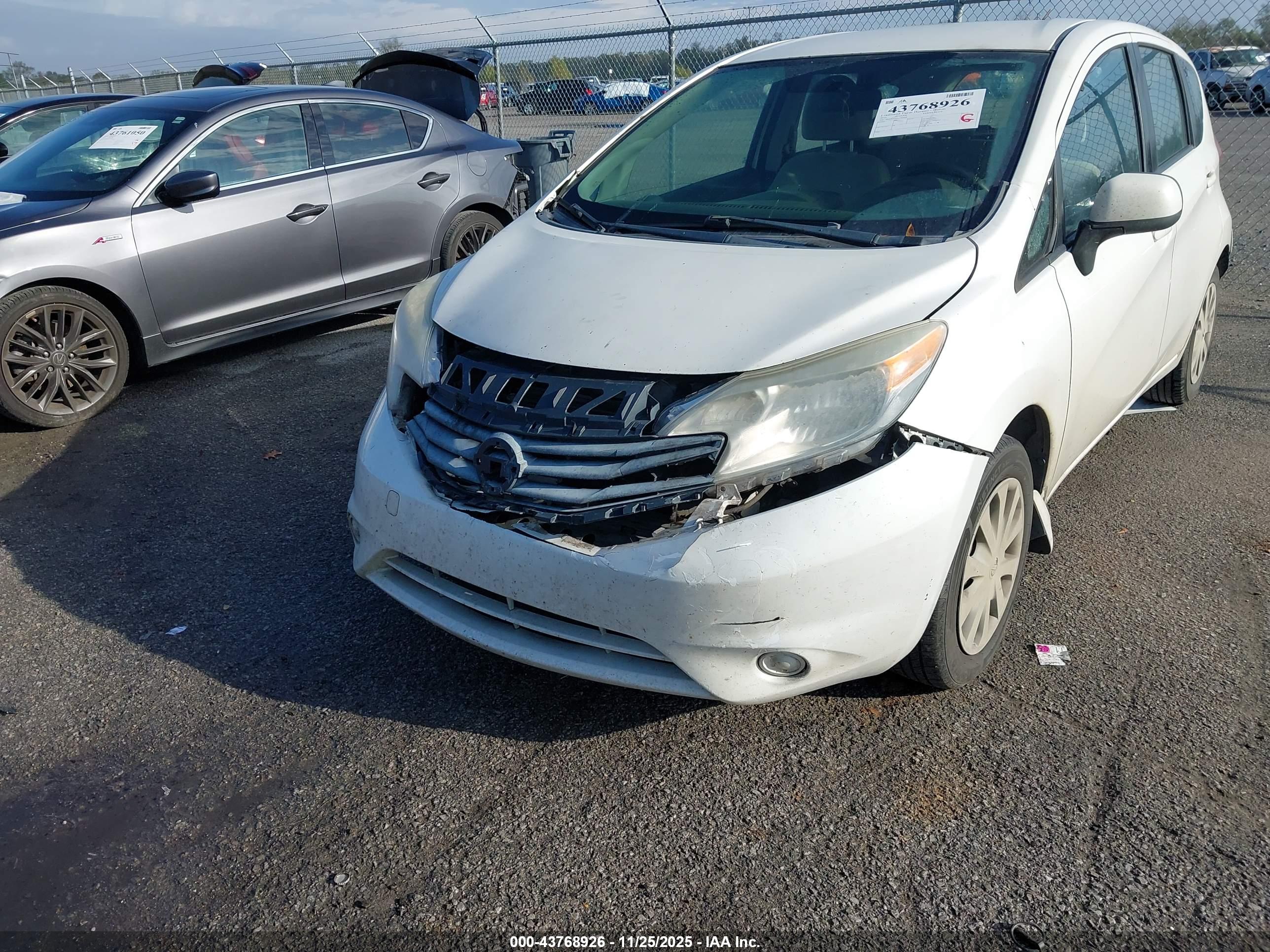 NISSAN VERSA image 6