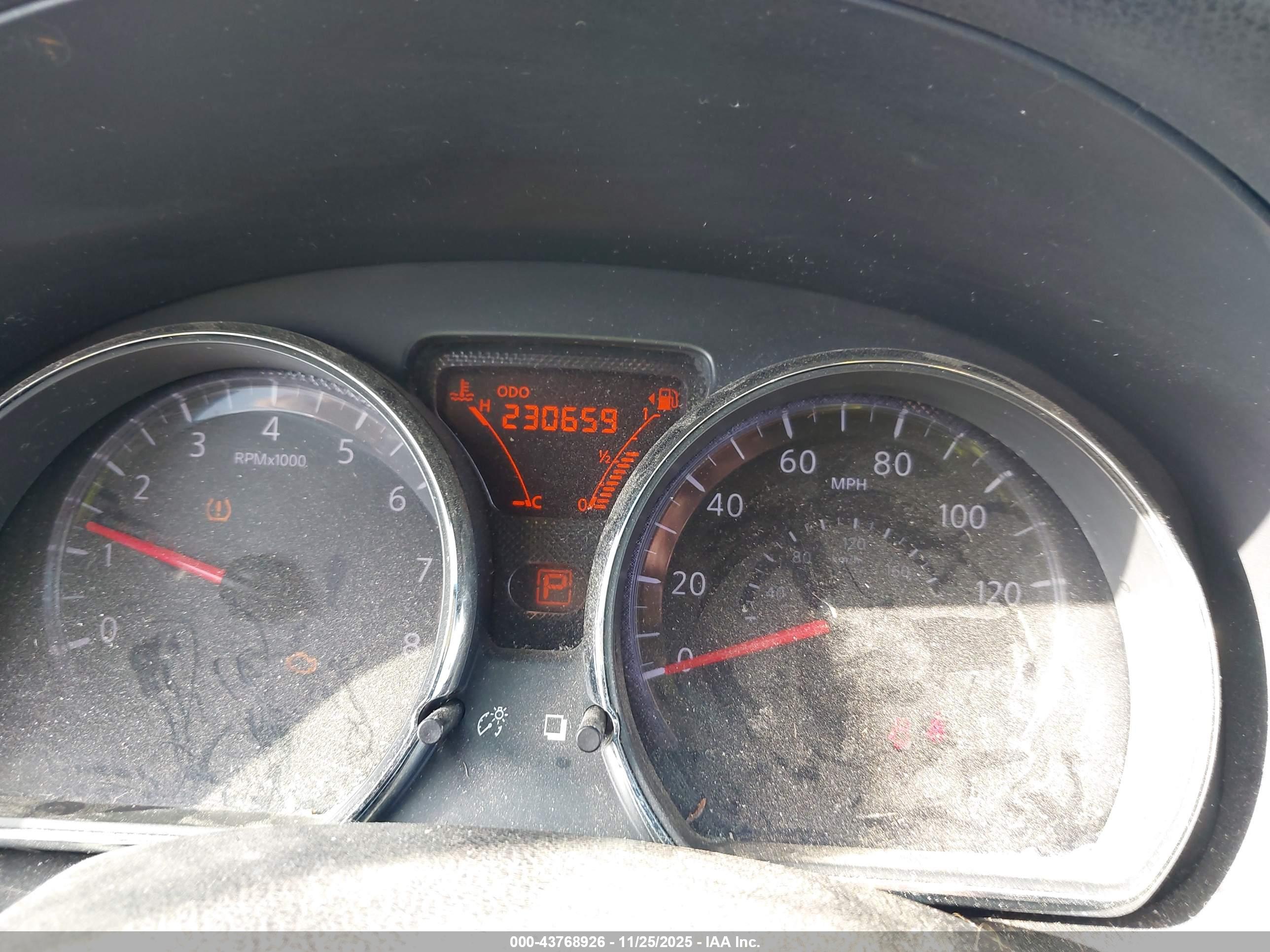 NISSAN VERSA image 7