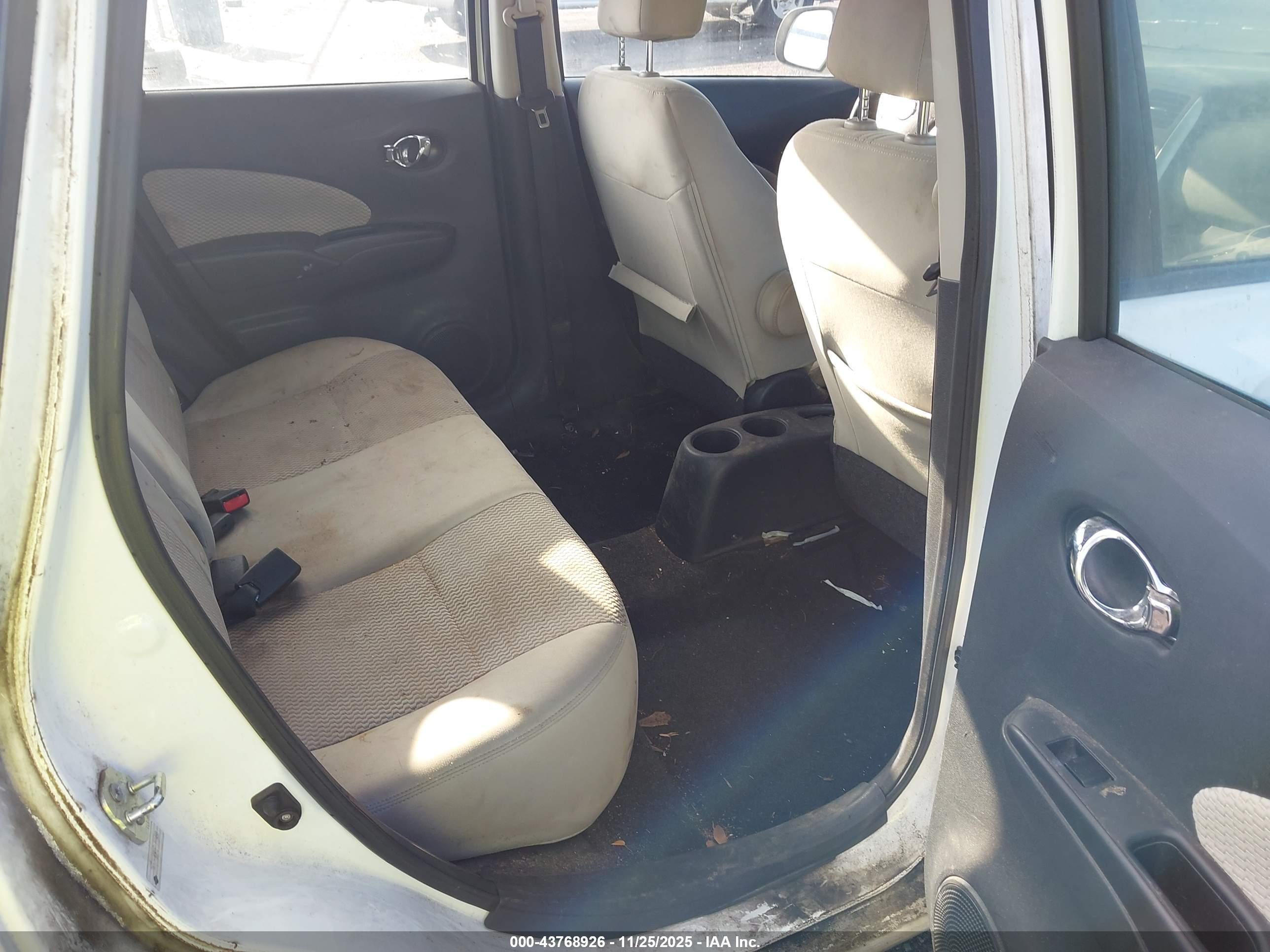 NISSAN VERSA image 8