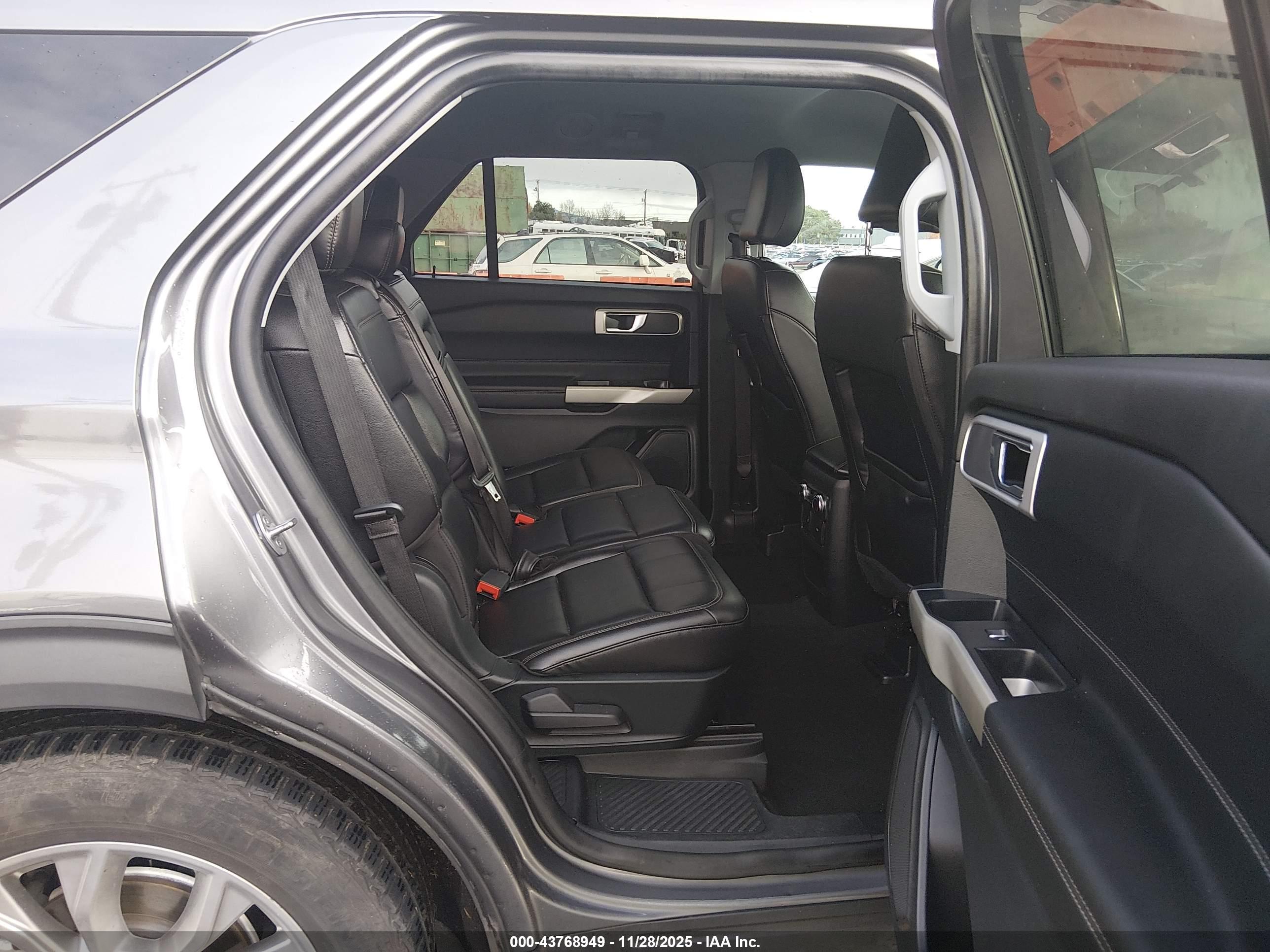 FORD EXPLORER image 8