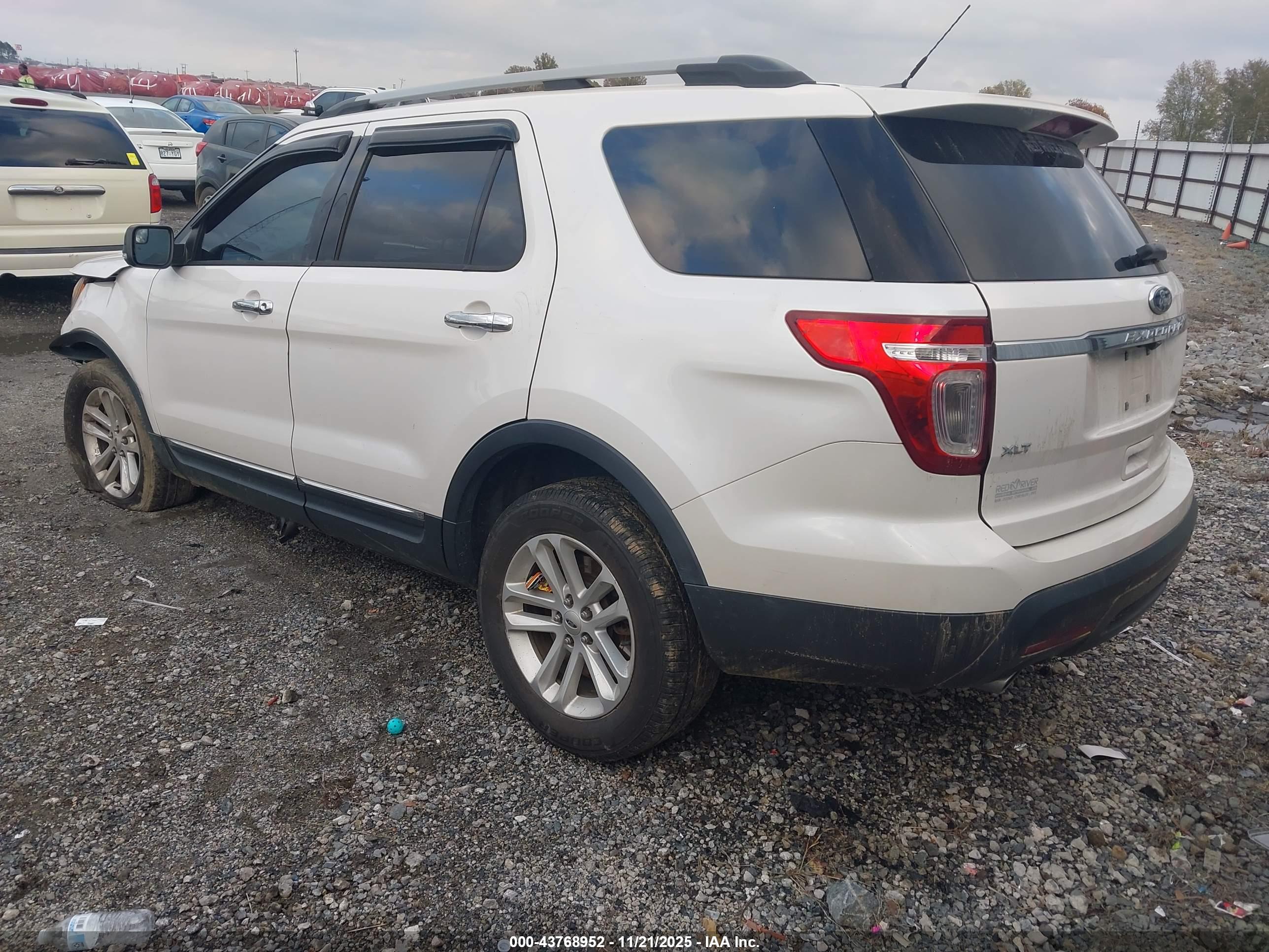 FORD EXPLORER image 3