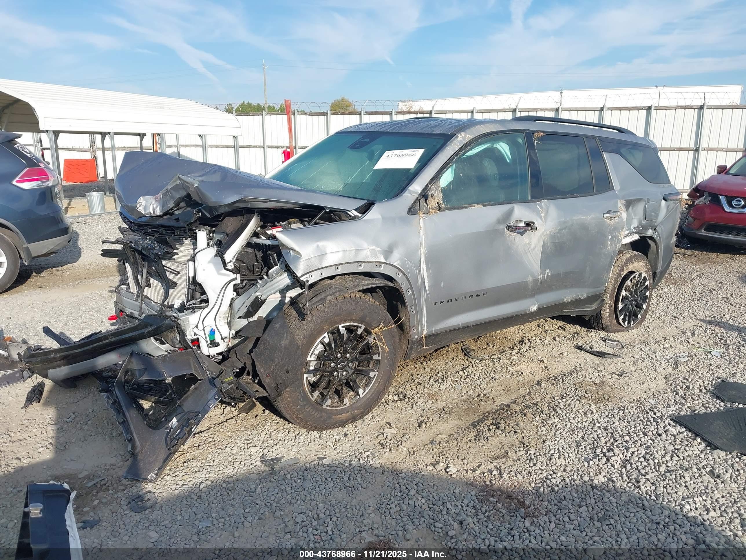 CHEVROLET TRAVERSE image 2