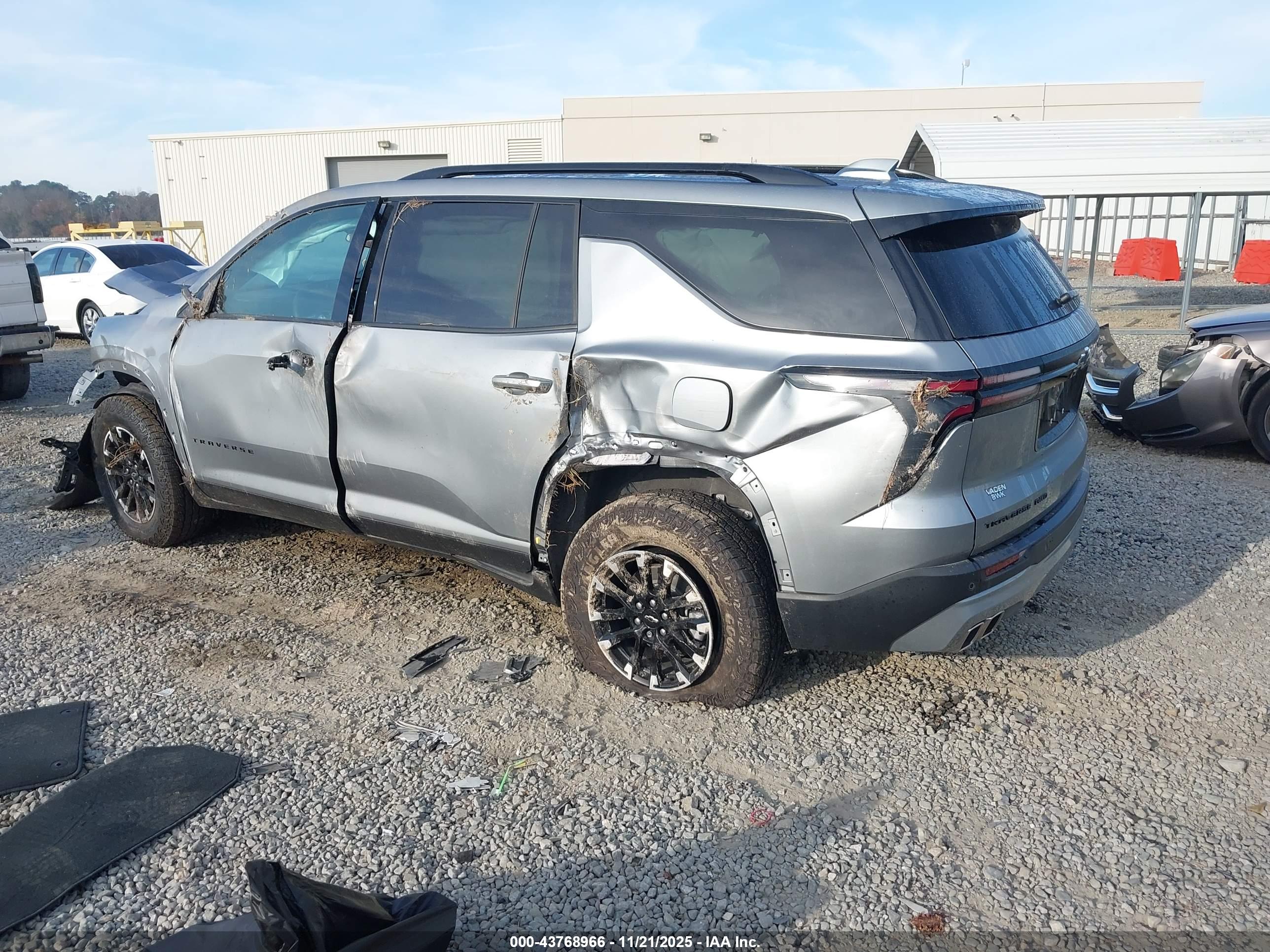 CHEVROLET TRAVERSE image 3