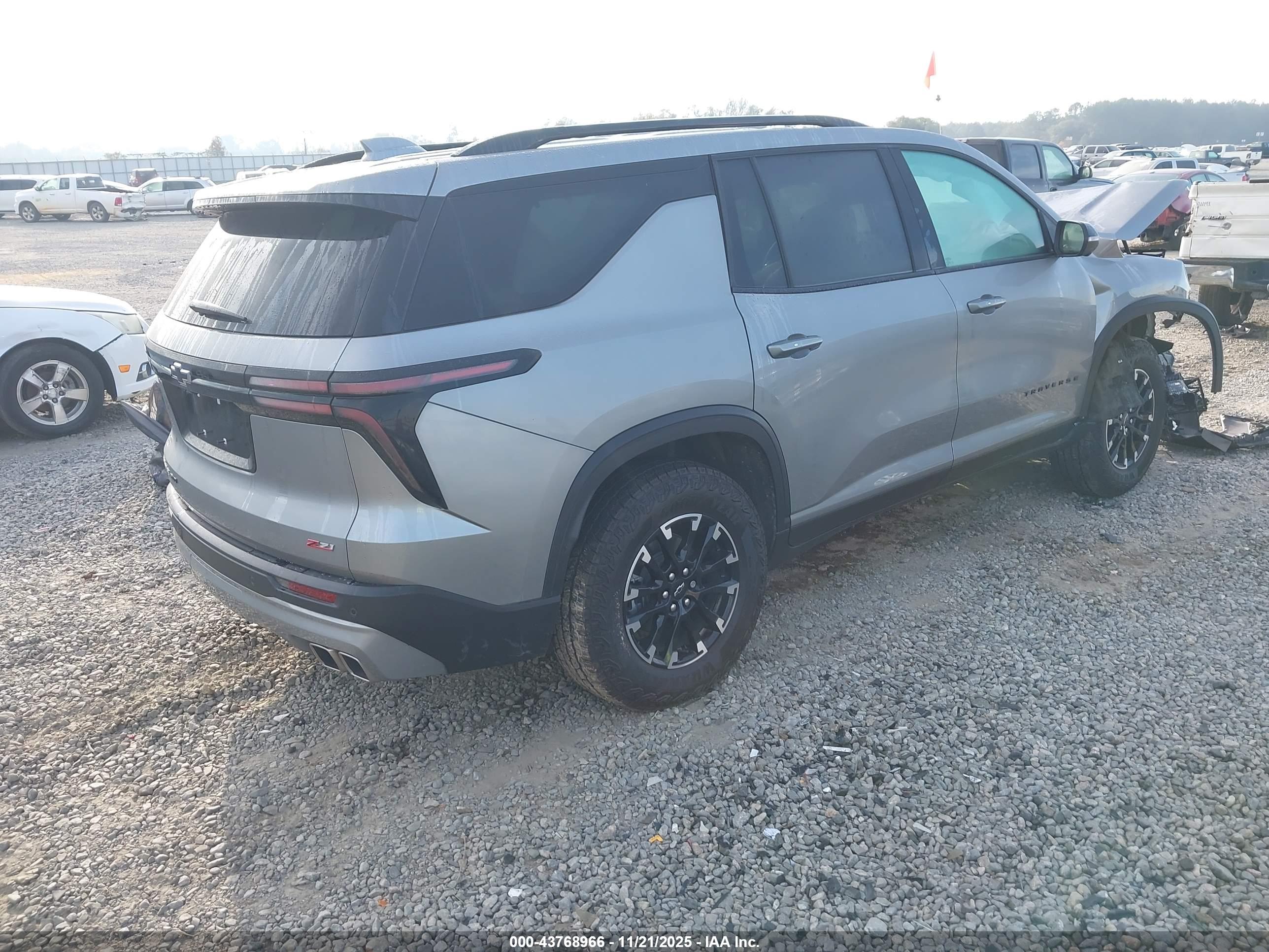 CHEVROLET TRAVERSE image 4