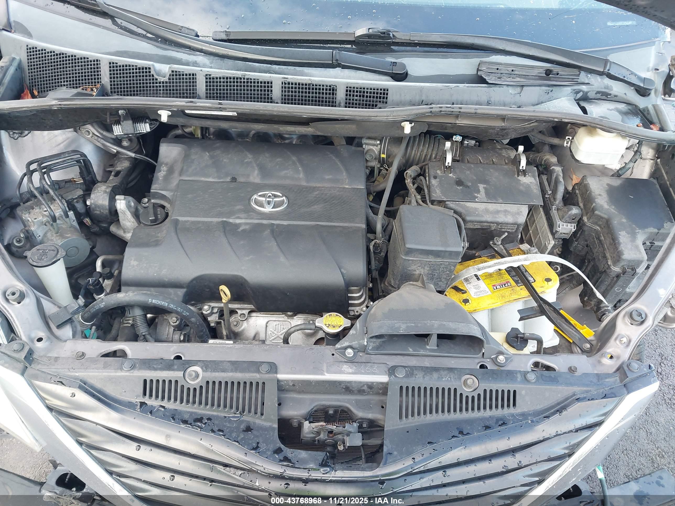 TOYOTA SIENNA image 10