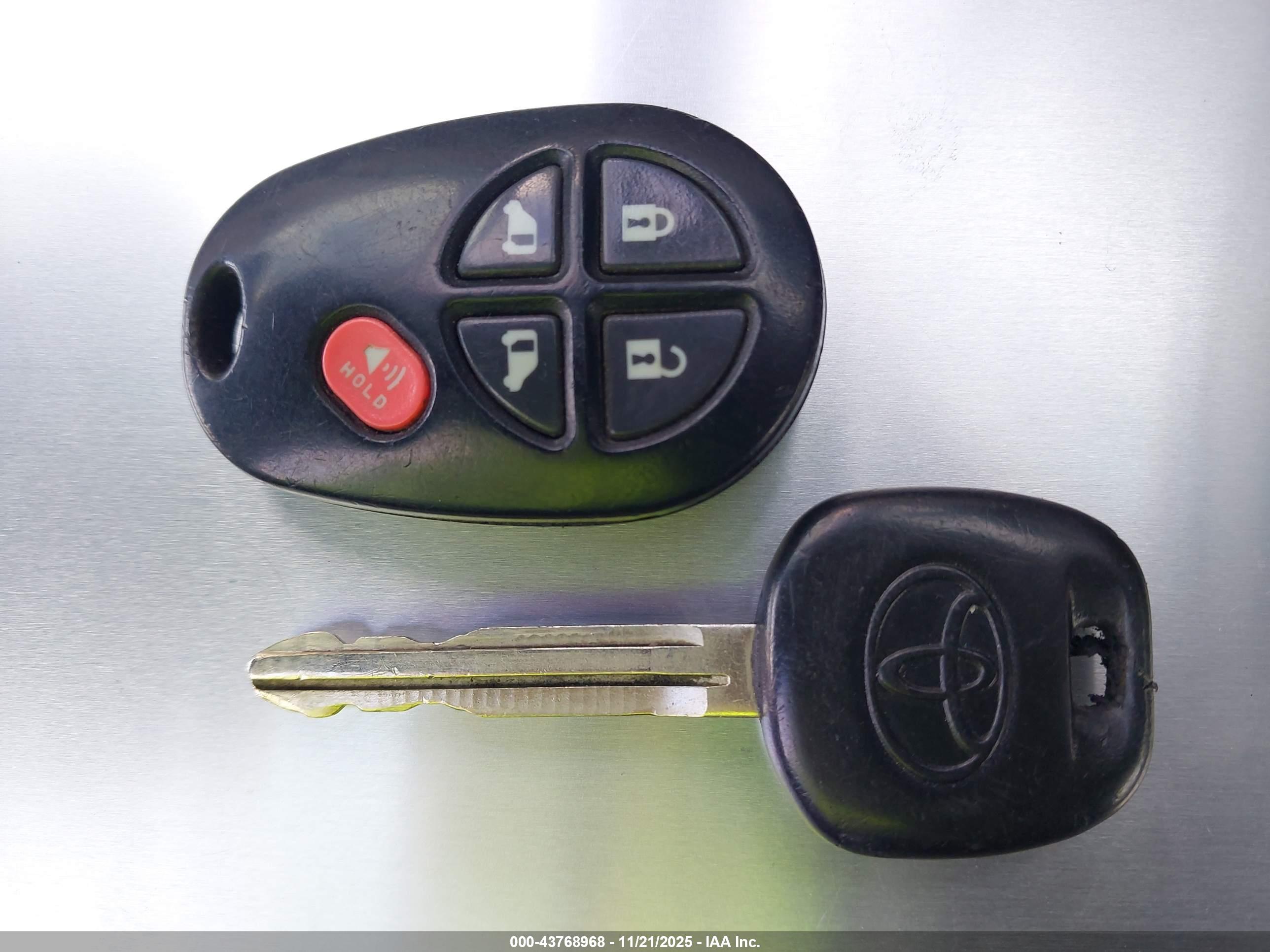 TOYOTA SIENNA image 11
