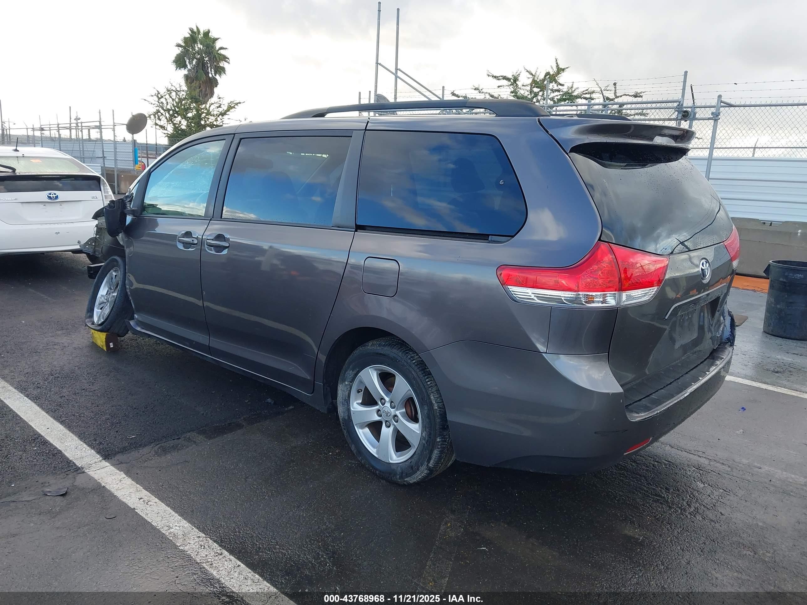 TOYOTA SIENNA image 3