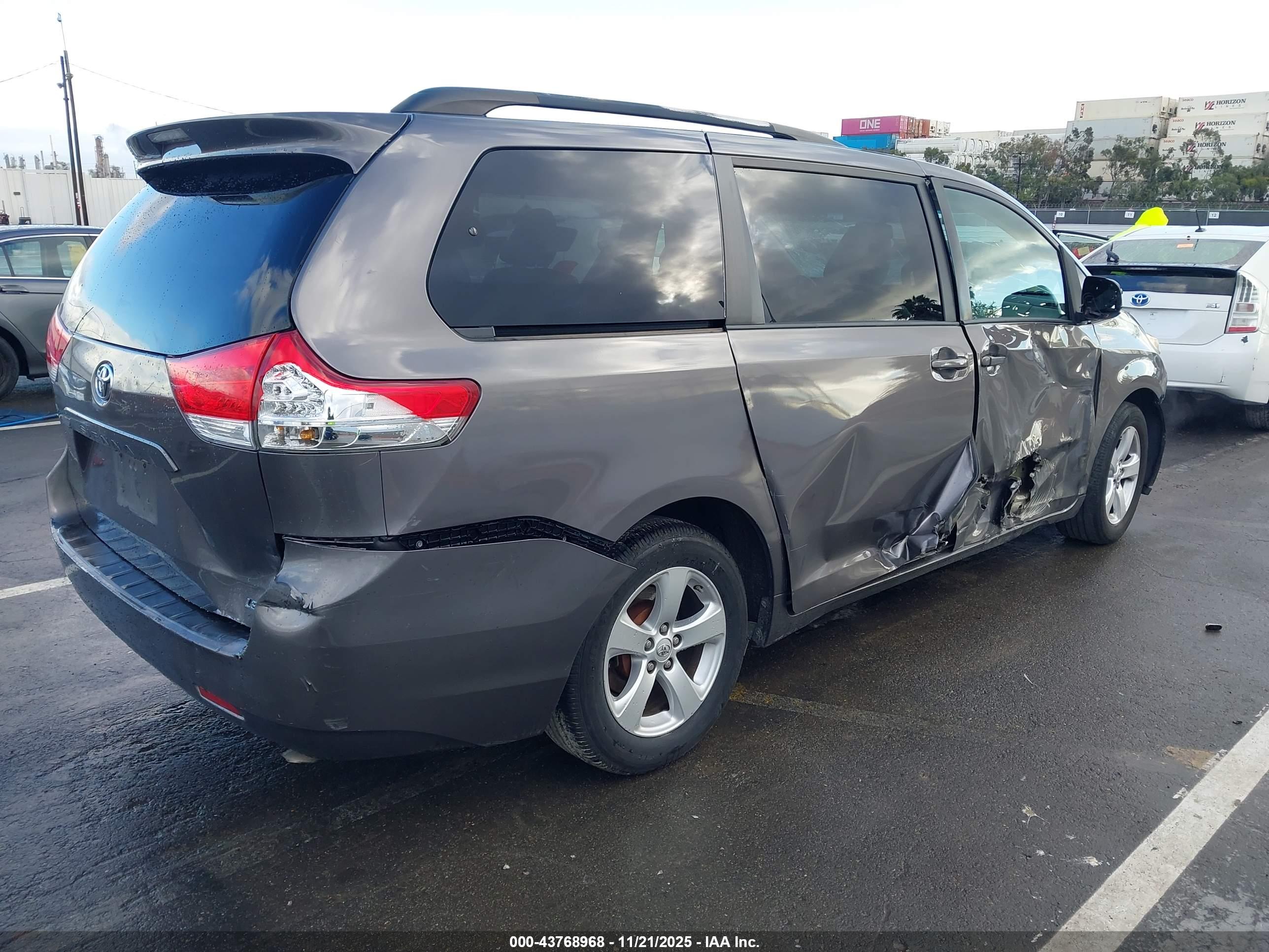 TOYOTA SIENNA image 4