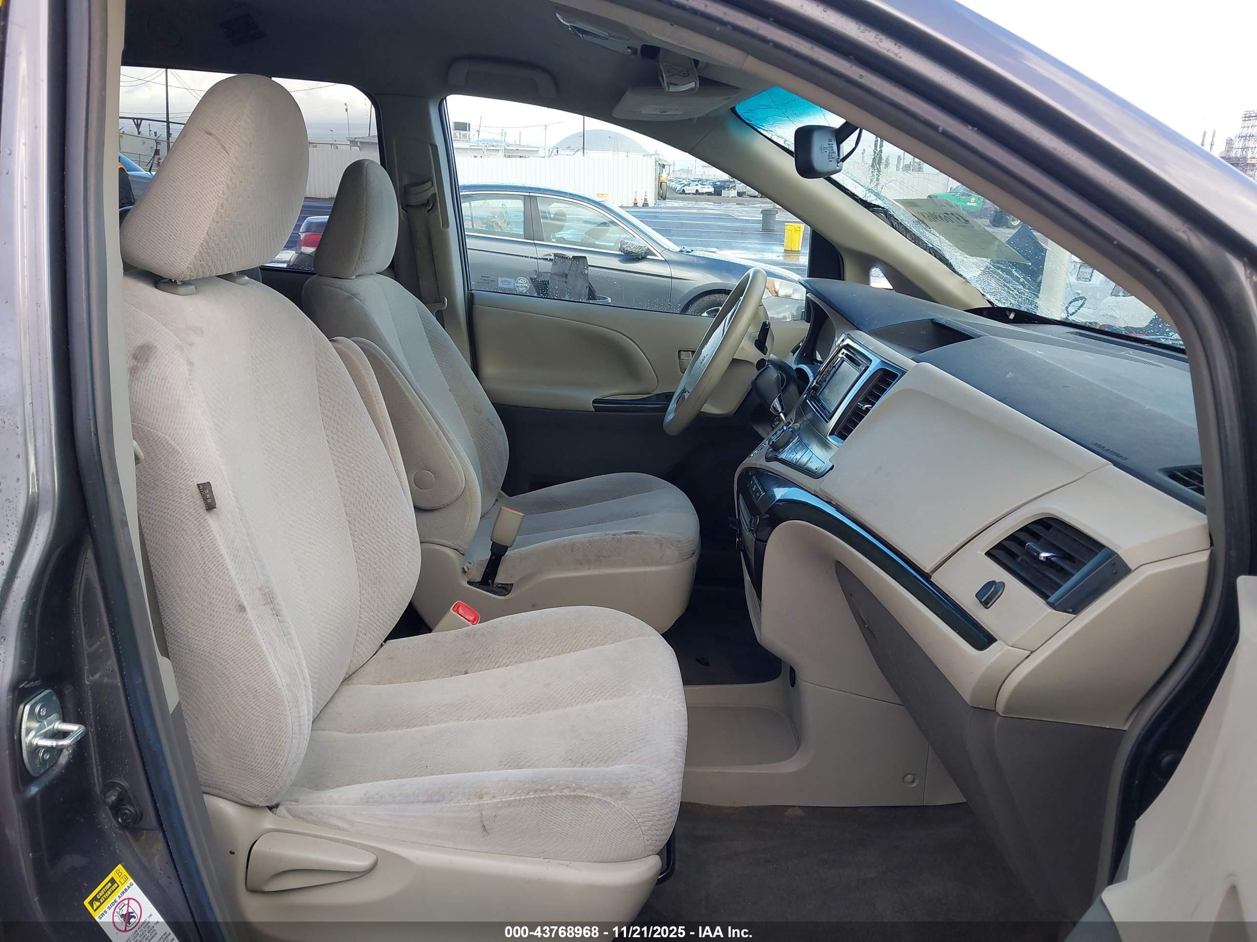 TOYOTA SIENNA image 5
