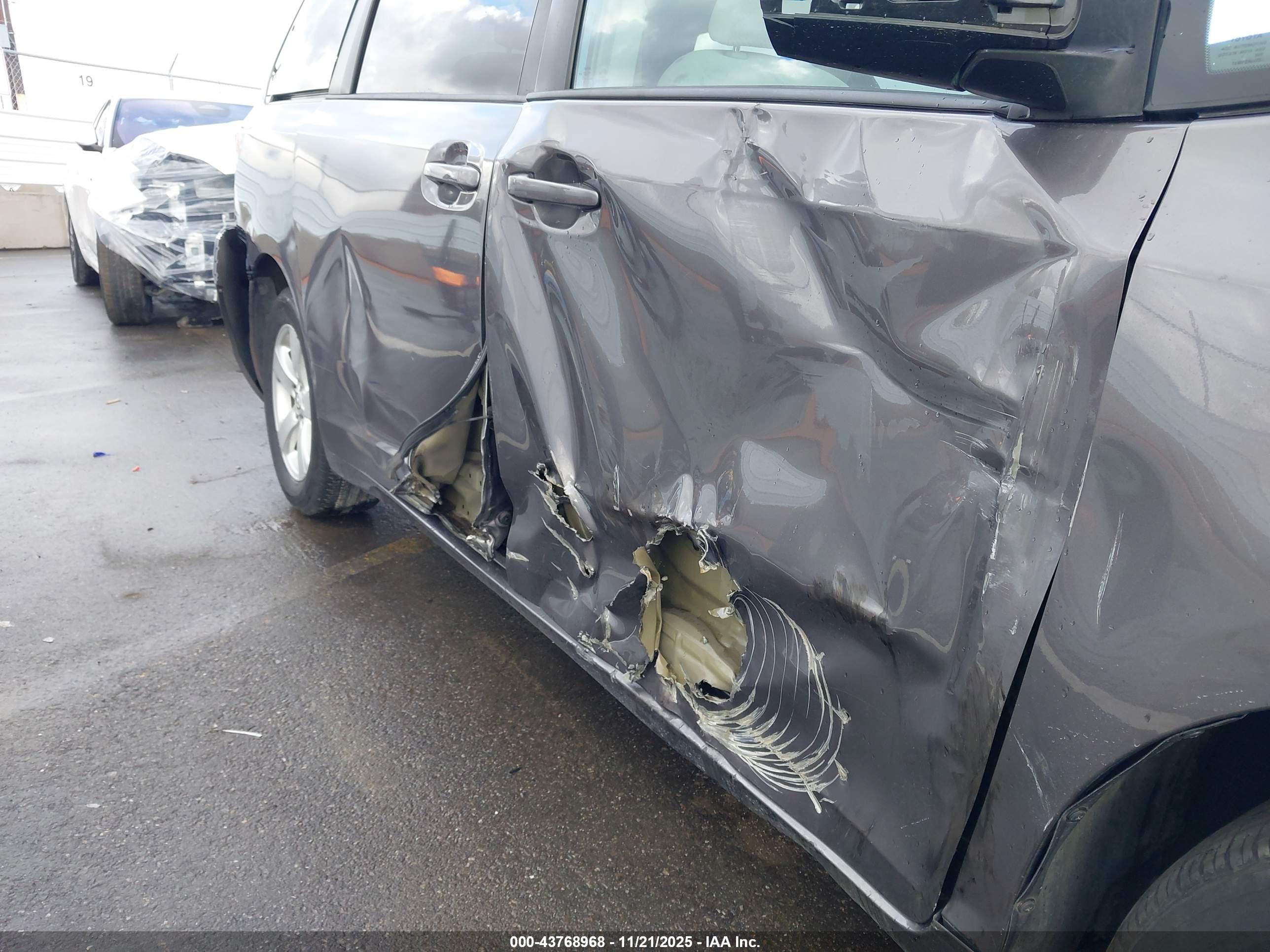 TOYOTA SIENNA image 6