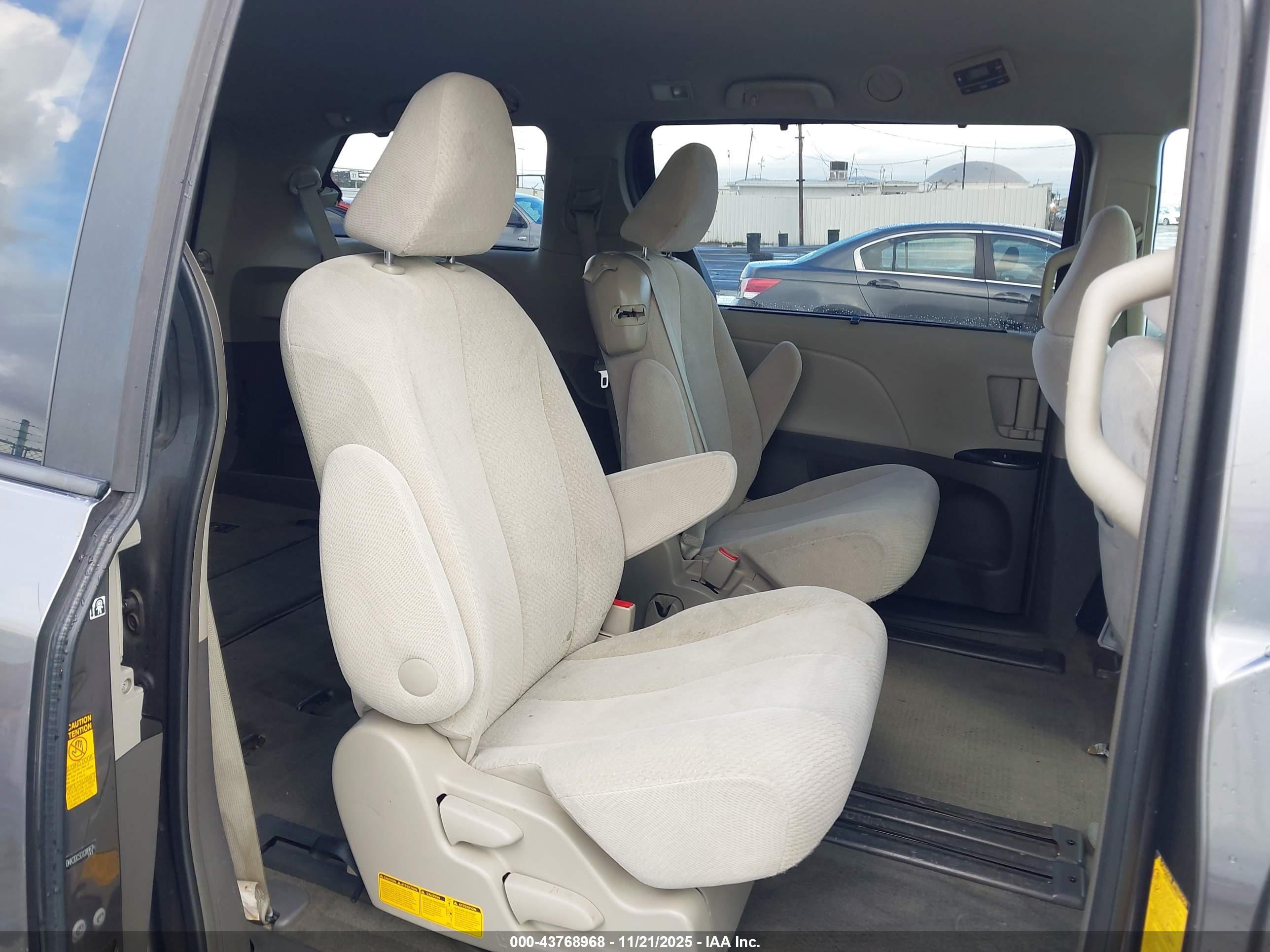 TOYOTA SIENNA image 8