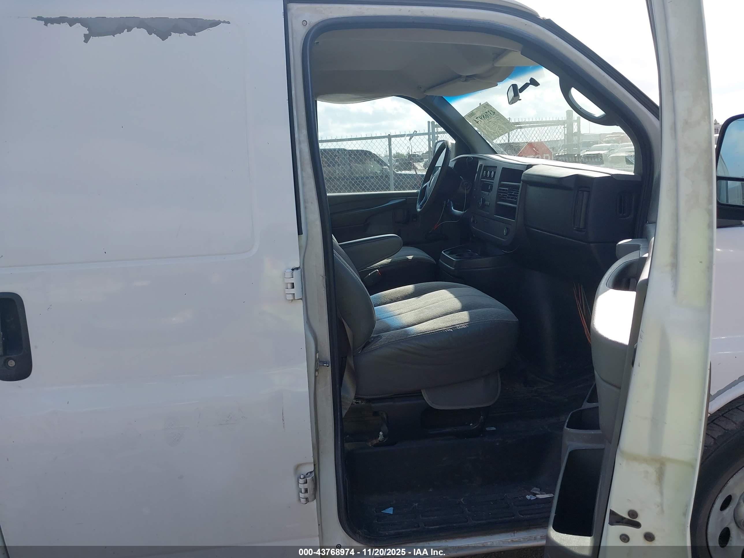 CHEVROLET EXPRESS image 5