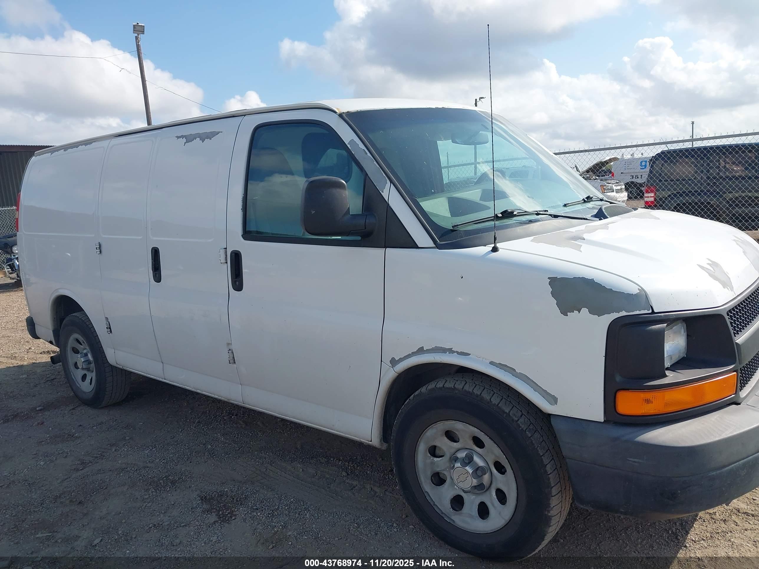 CHEVROLET EXPRESS image 6