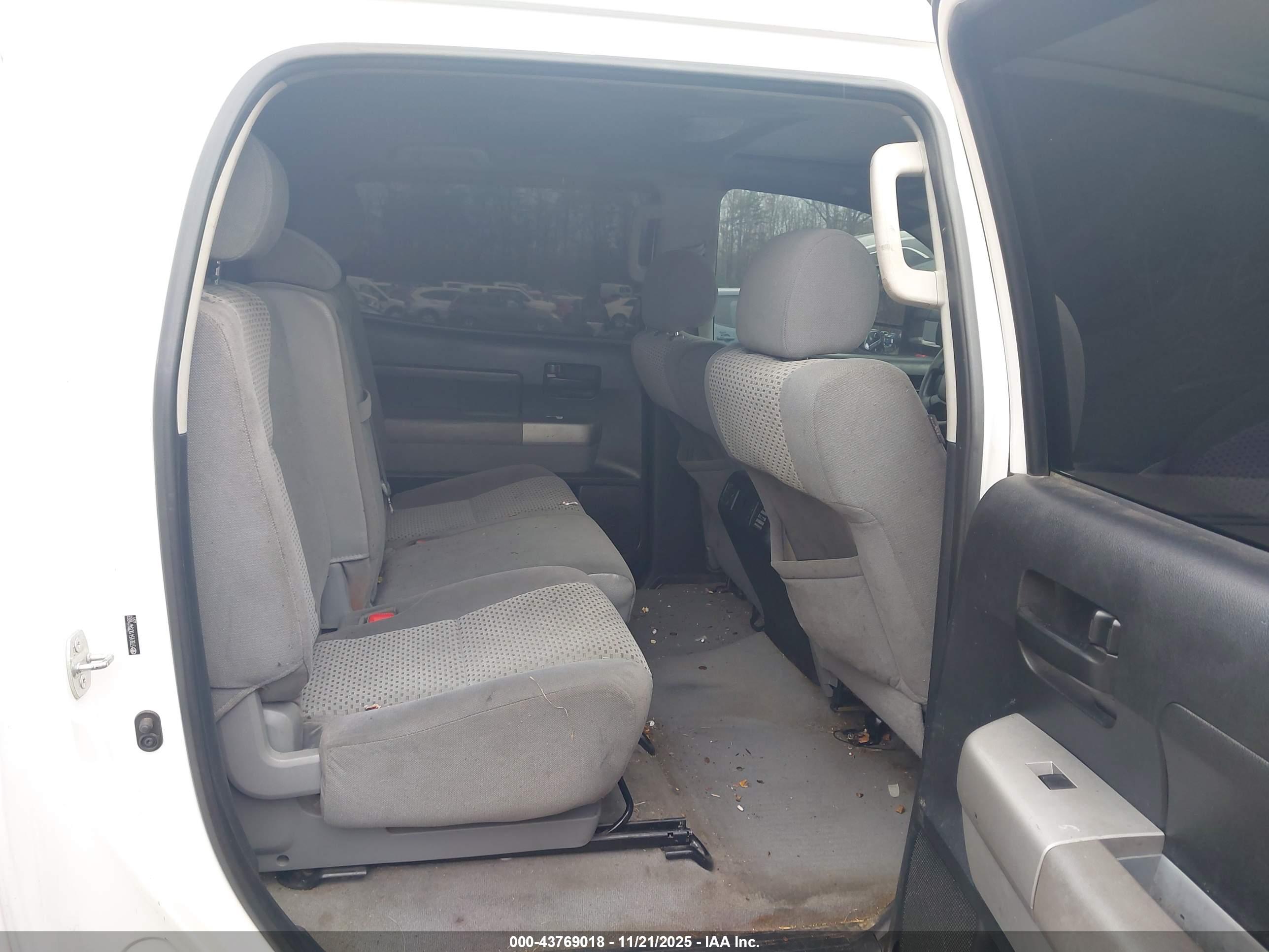 TOYOTA TUNDRA image 8