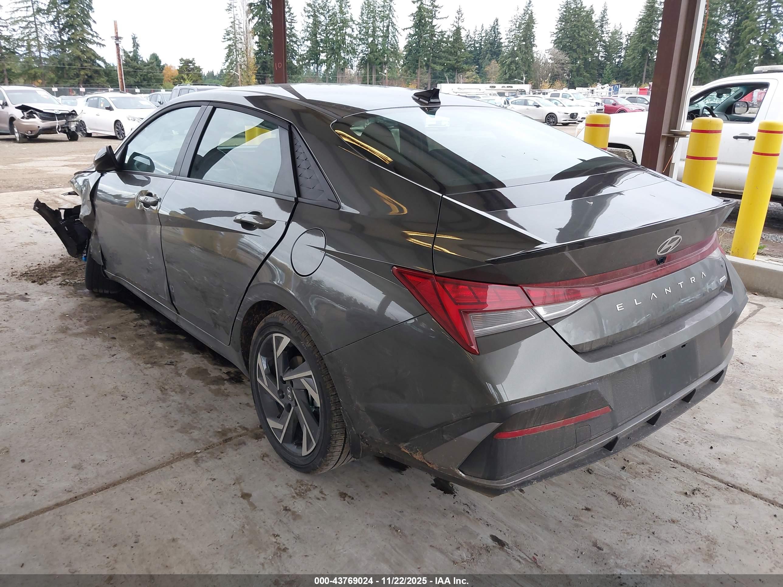 HYUNDAI ELANTRA image 3