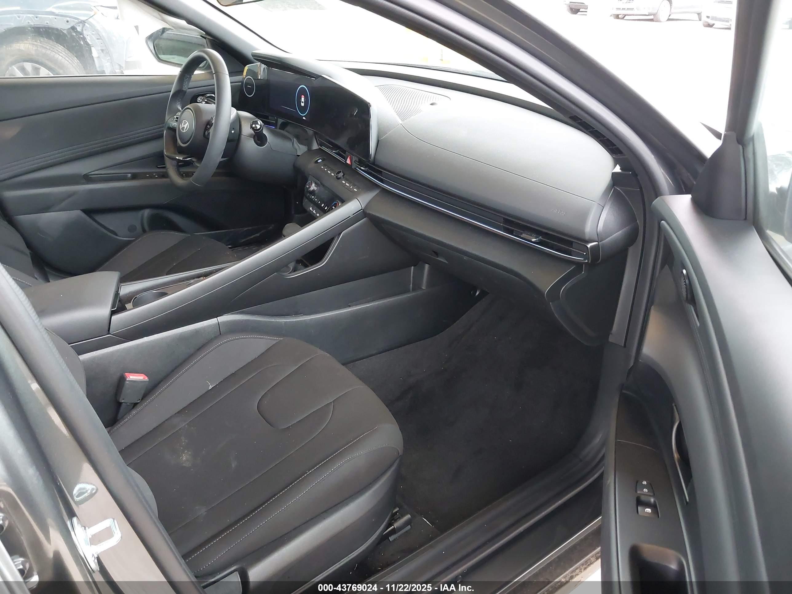 HYUNDAI ELANTRA image 5