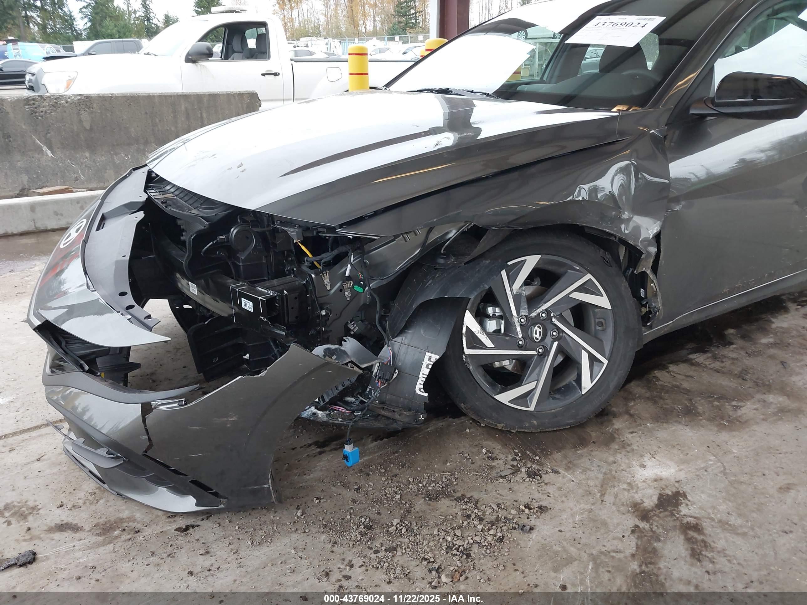 HYUNDAI ELANTRA image 6