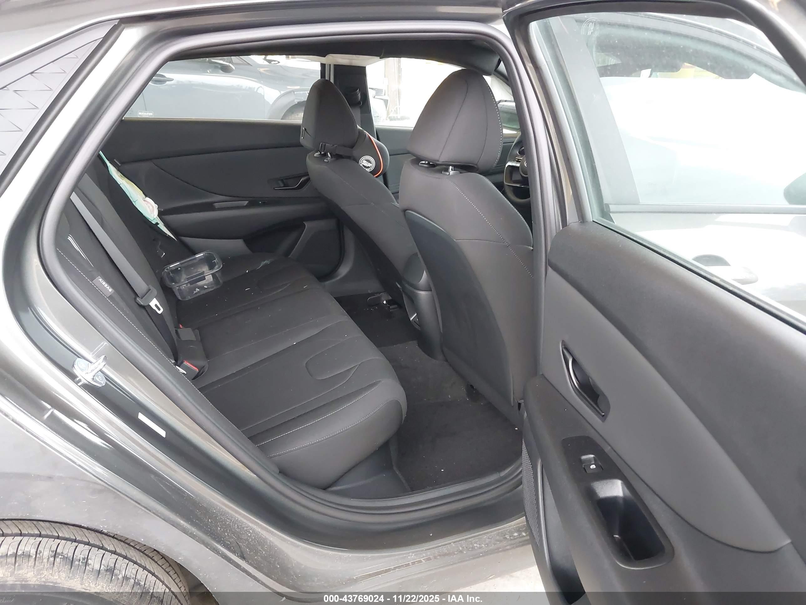 HYUNDAI ELANTRA image 8