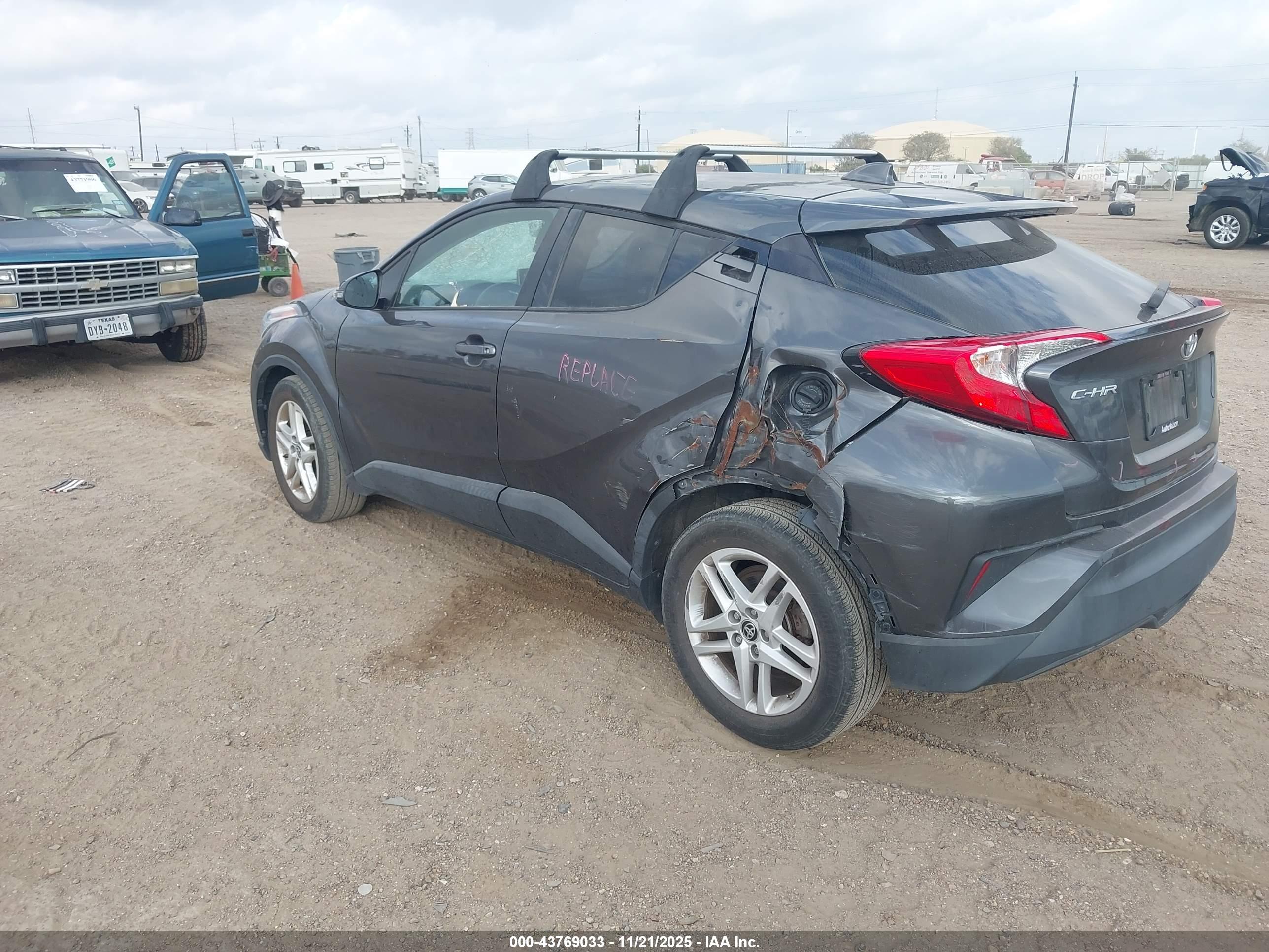 TOYOTA C-HR image 3