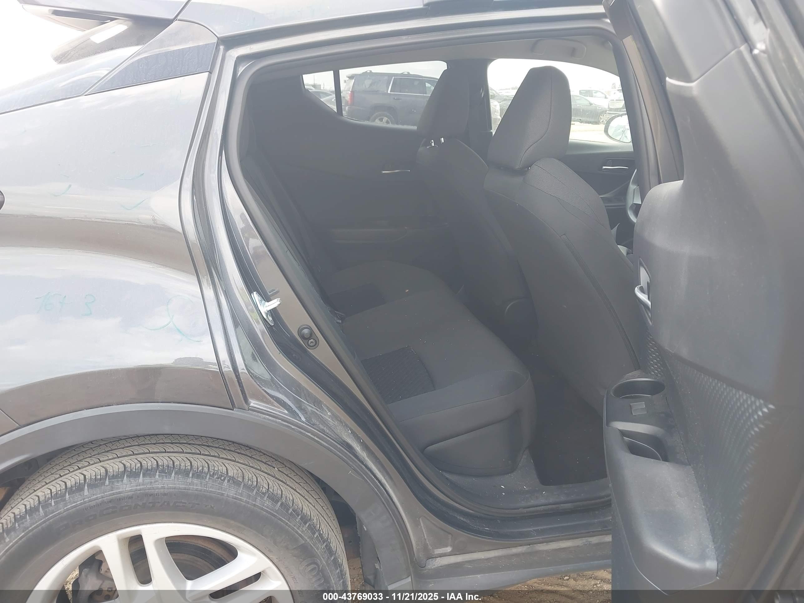 TOYOTA C-HR image 8