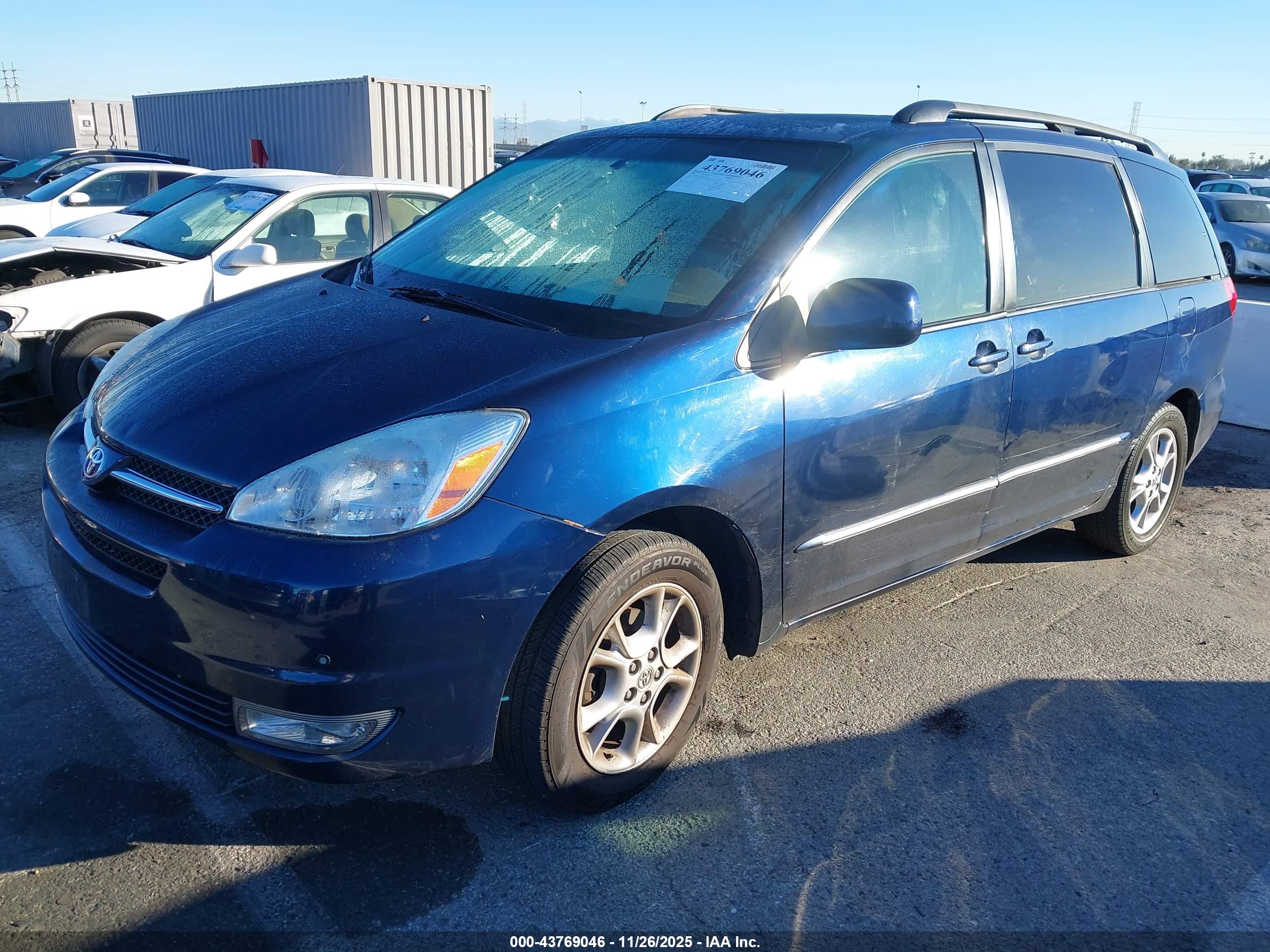 TOYOTA SIENNA image 2