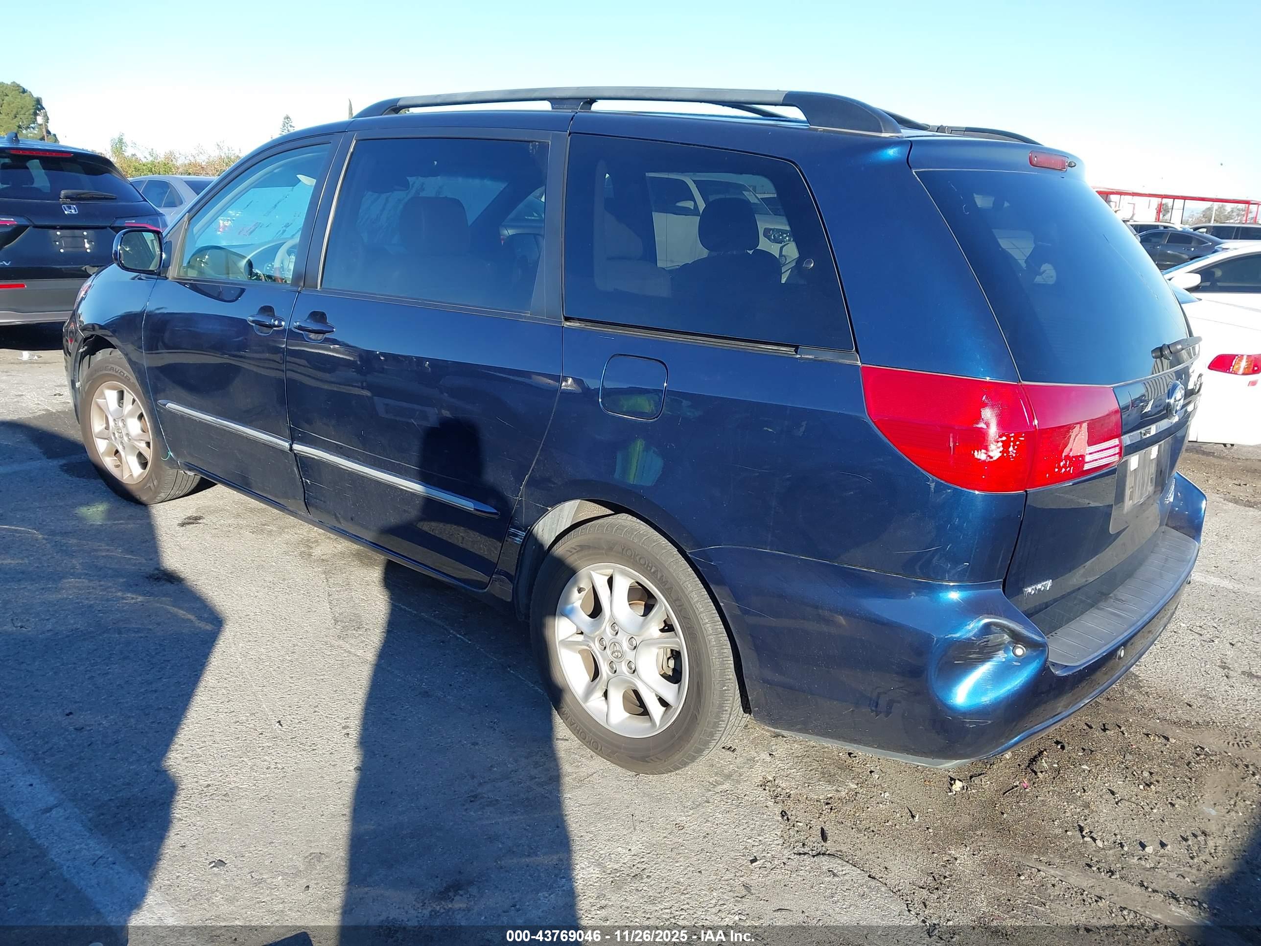TOYOTA SIENNA image 3