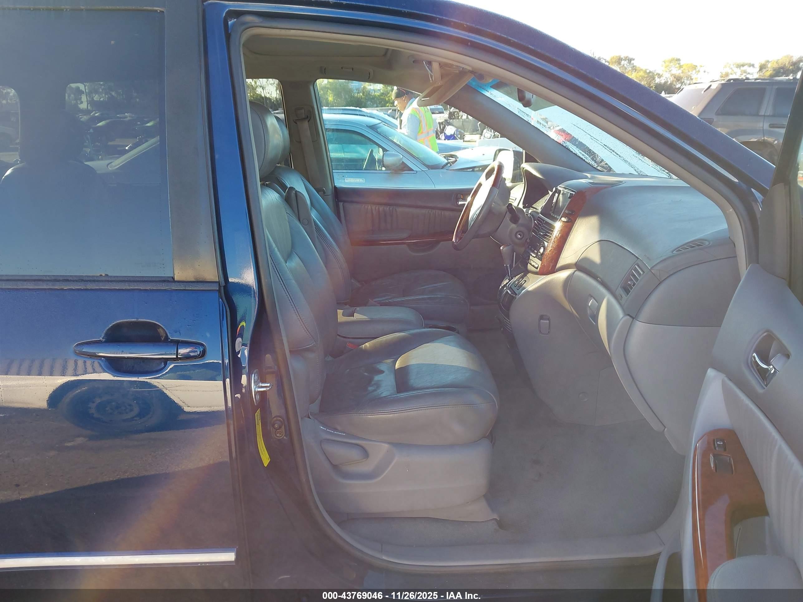 TOYOTA SIENNA image 5