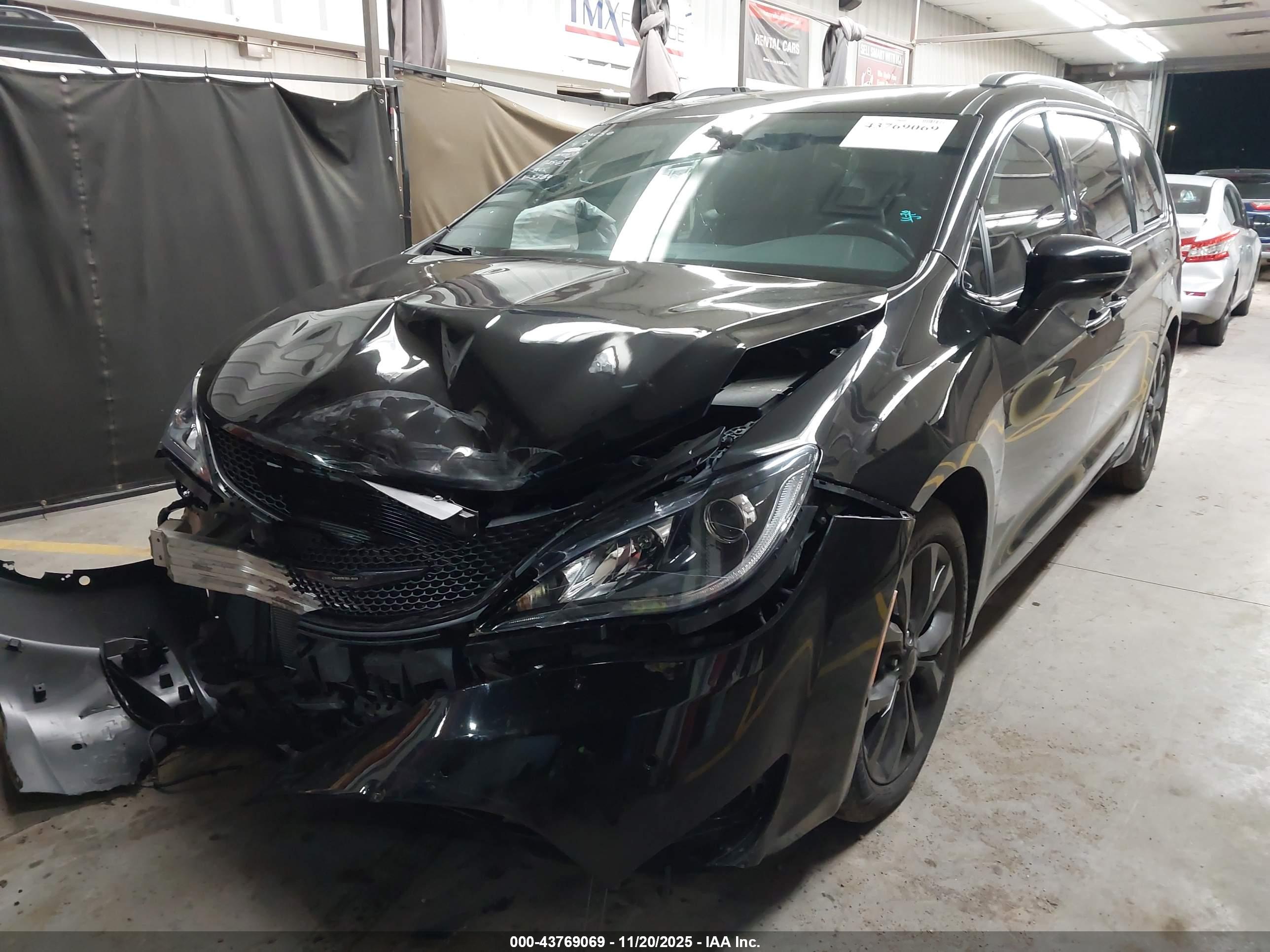 CHRYSLER PACIFICA image 2
