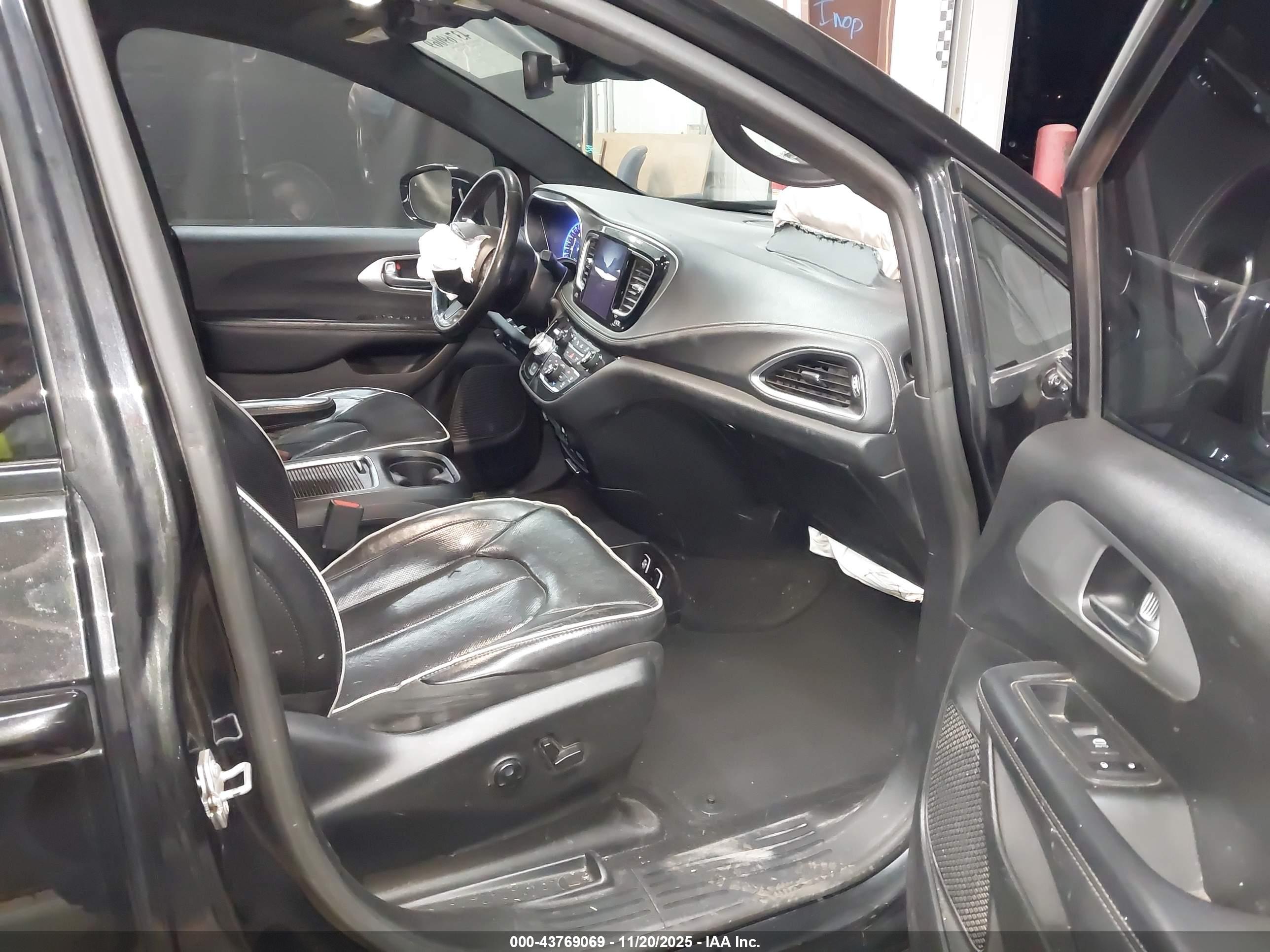 CHRYSLER PACIFICA image 5