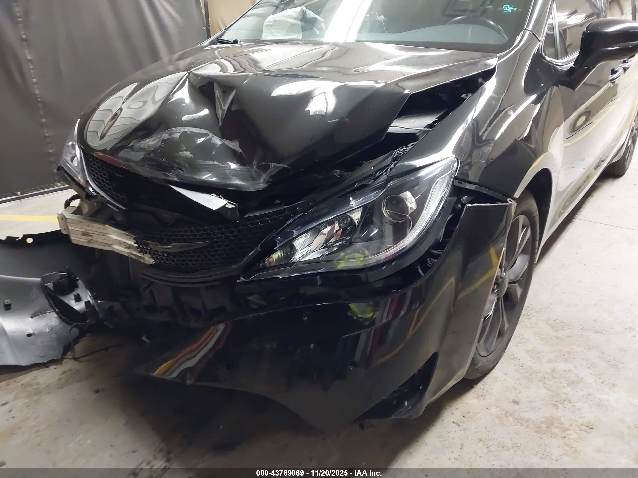 CHRYSLER PACIFICA image 6
