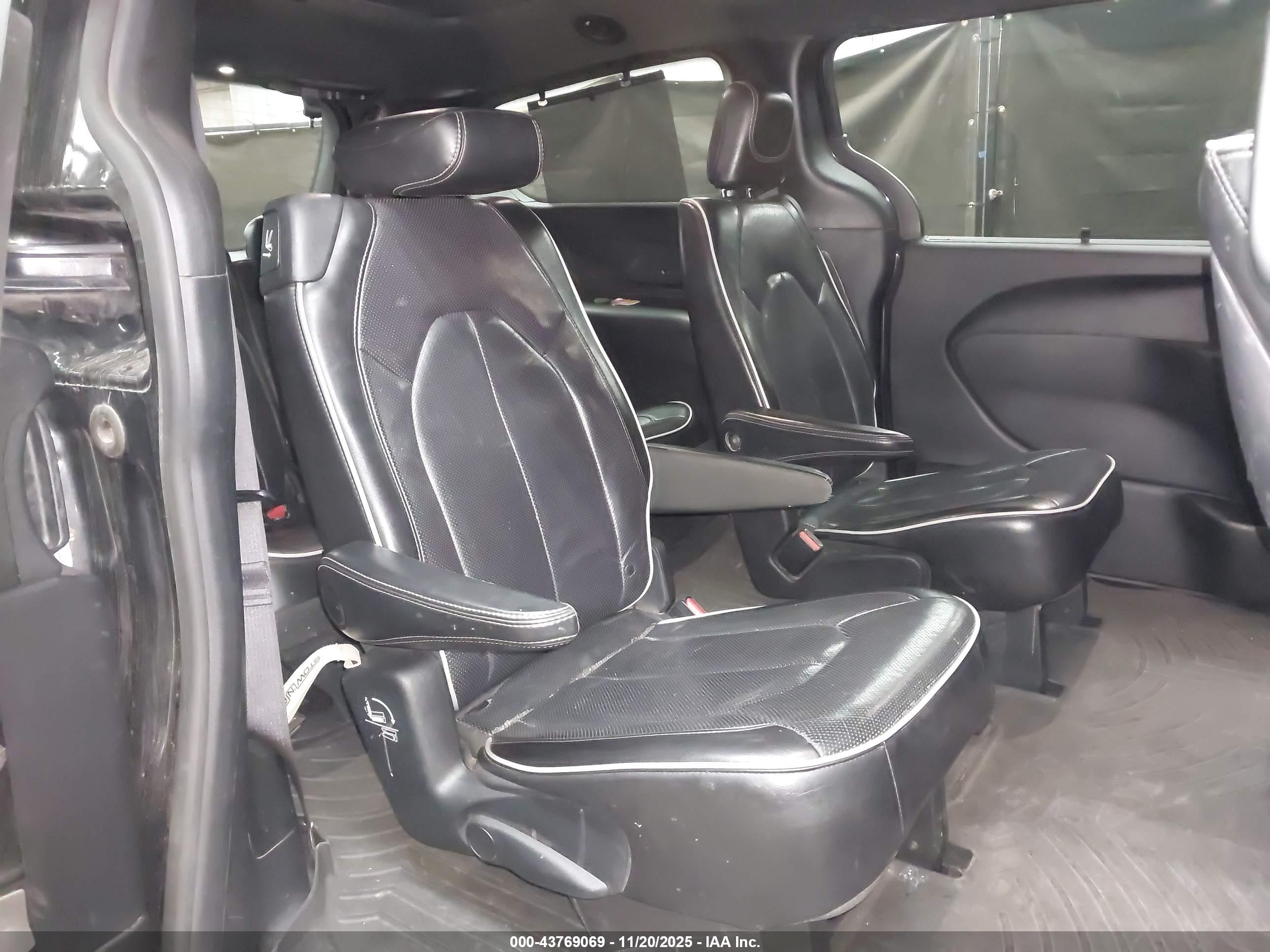 CHRYSLER PACIFICA image 8