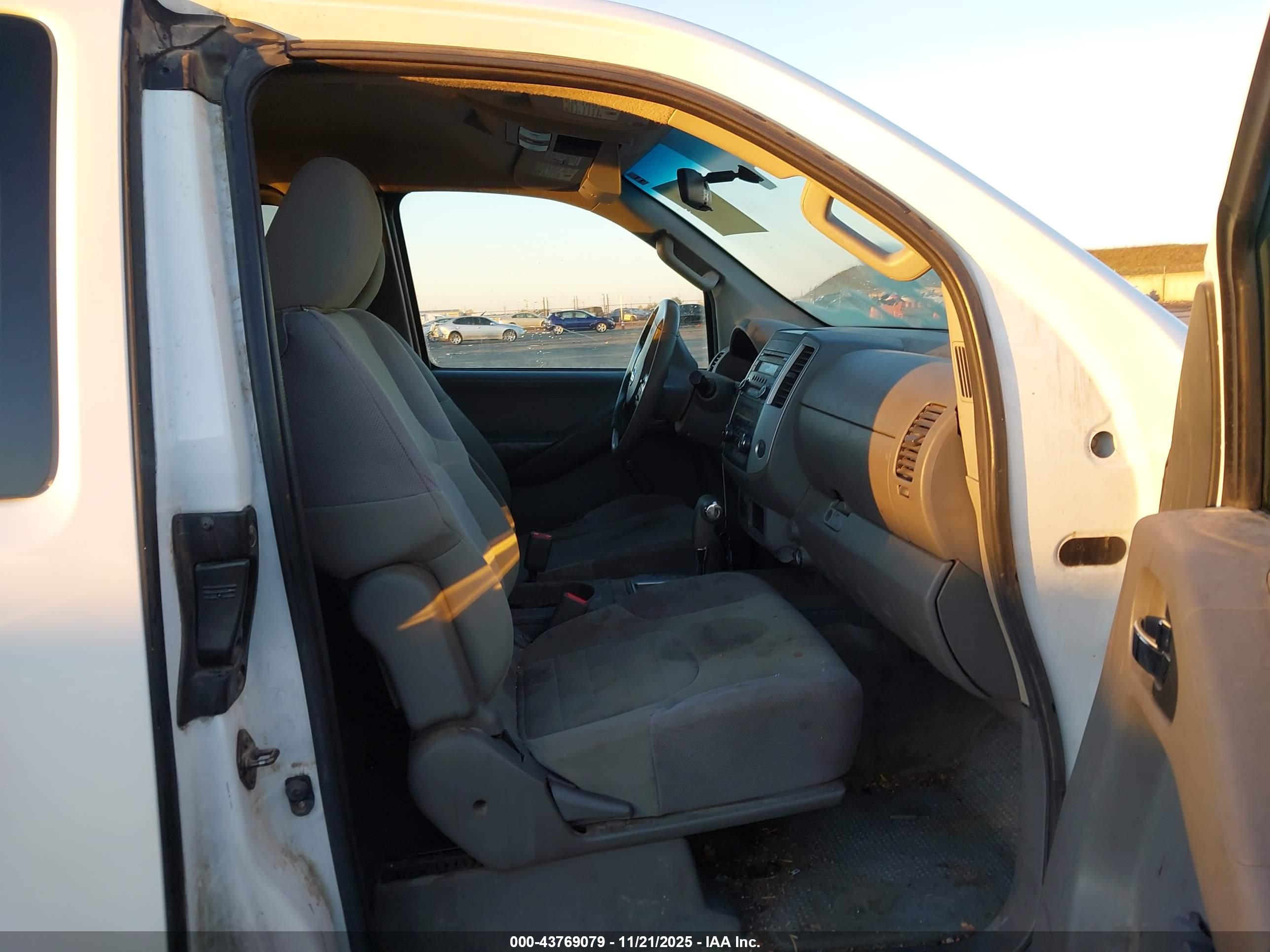 NISSAN FRONTIER image 5