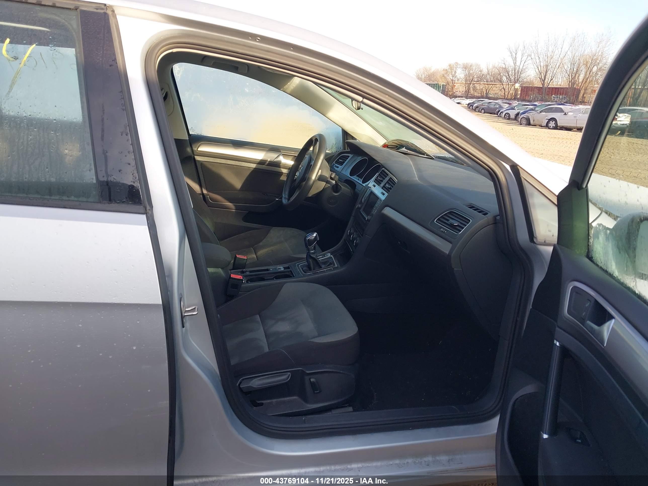 VOLKSWAGEN E-GOLF image 5