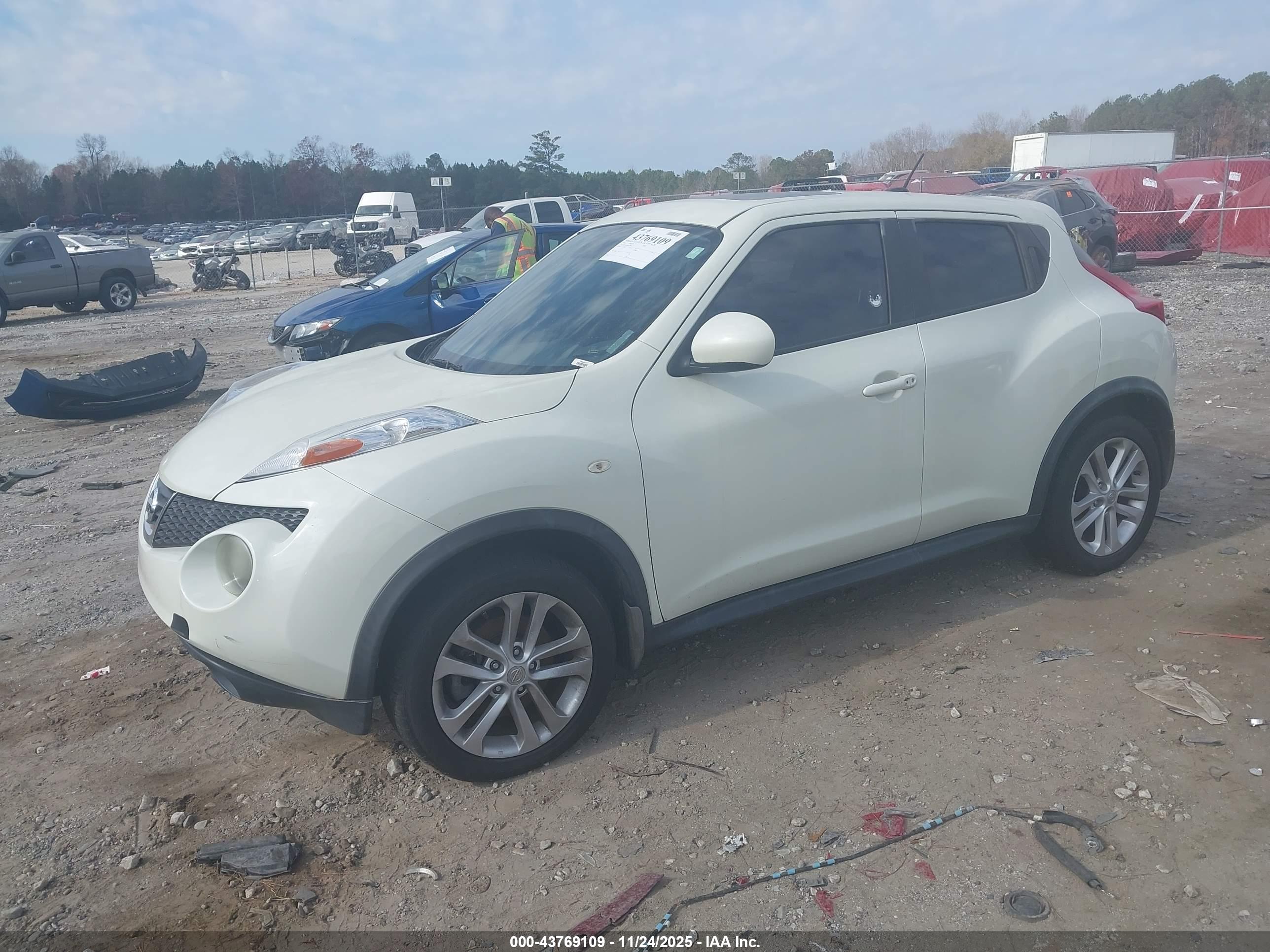NISSAN JUKE image 2