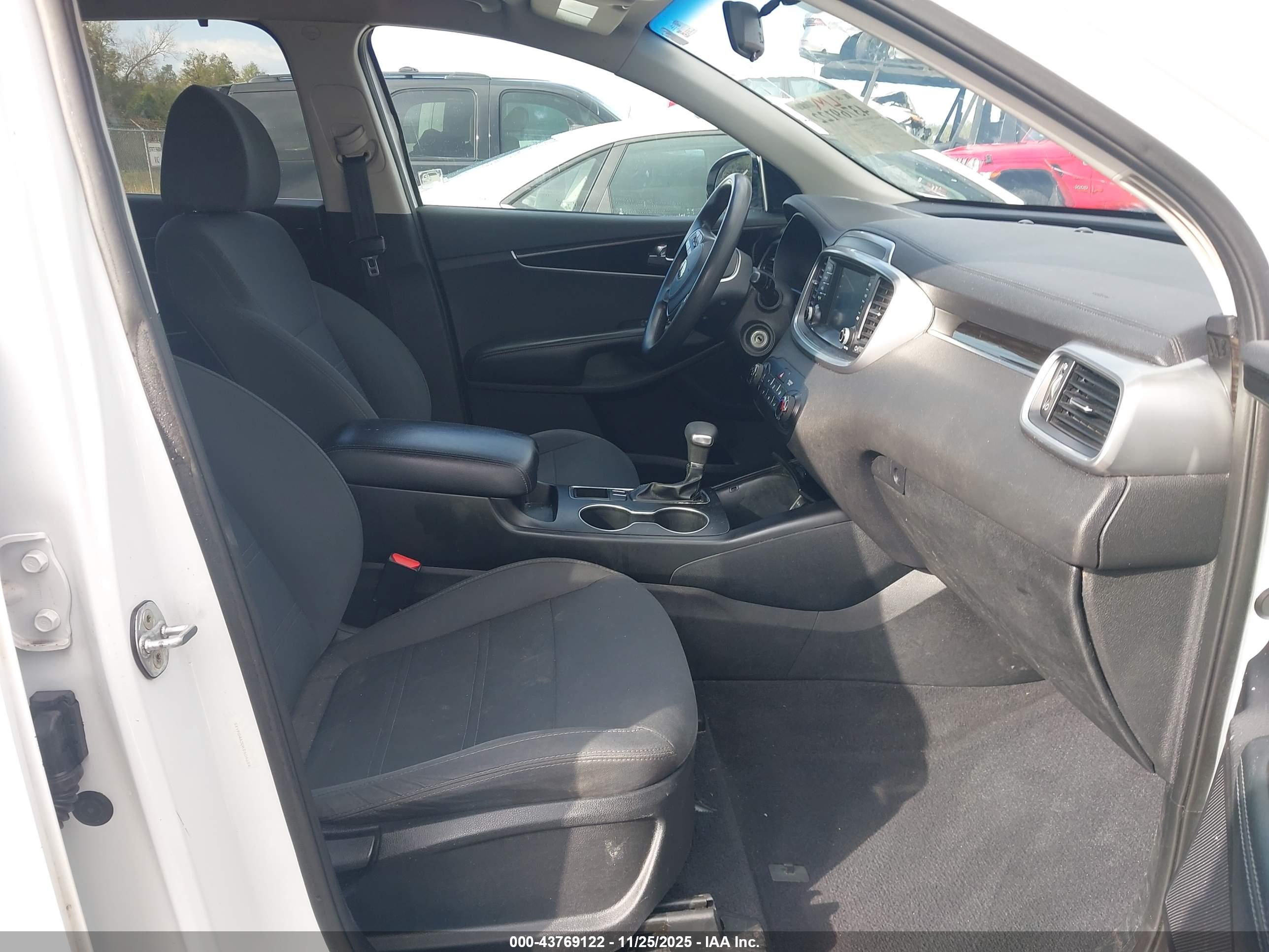 KIA SORENTO image 5