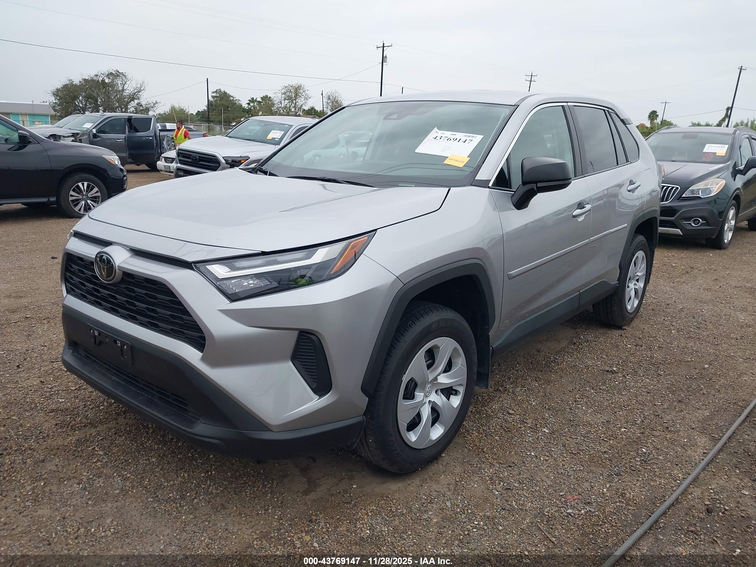 TOYOTA RAV4 image 2