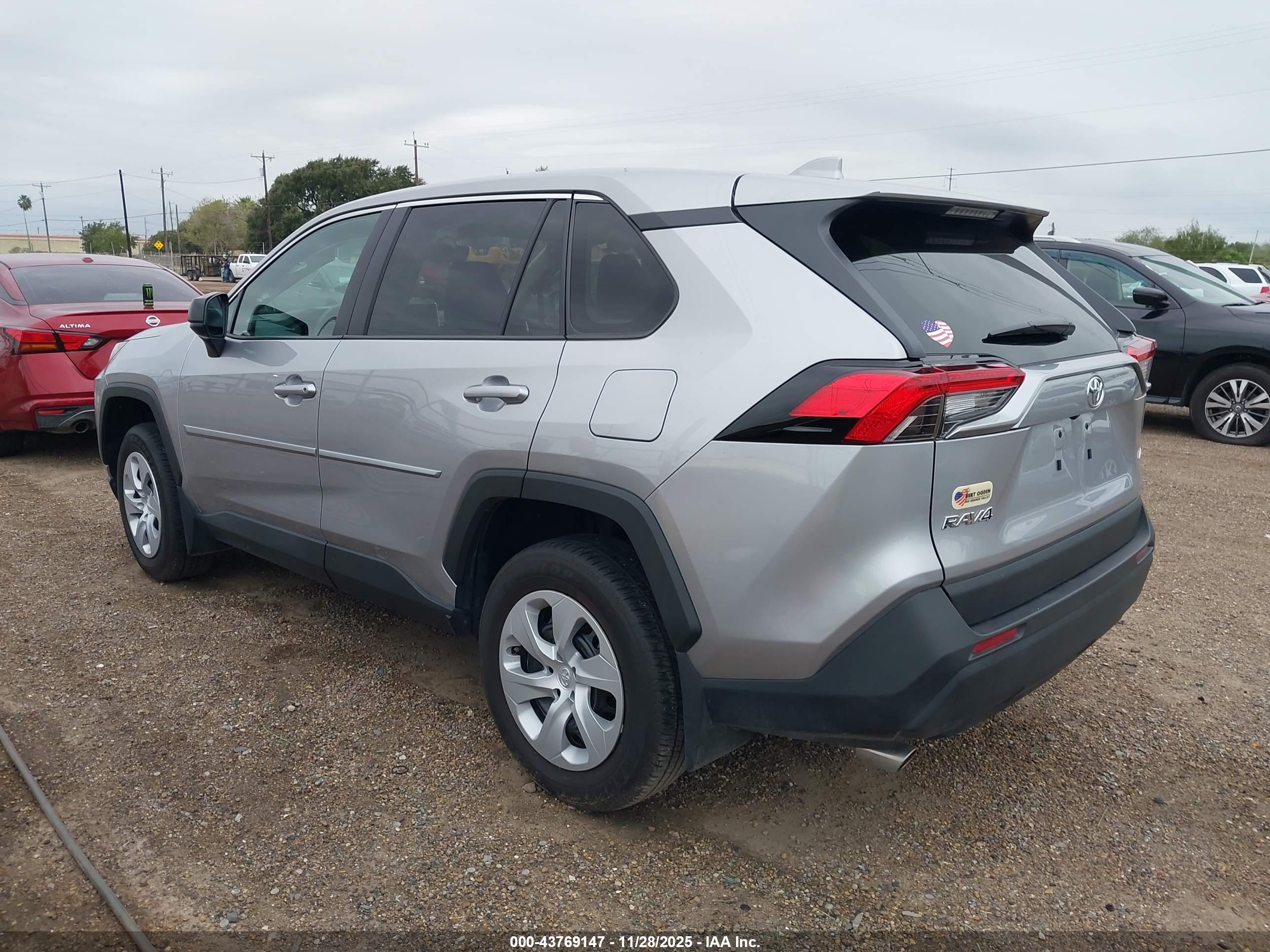 TOYOTA RAV4 image 3