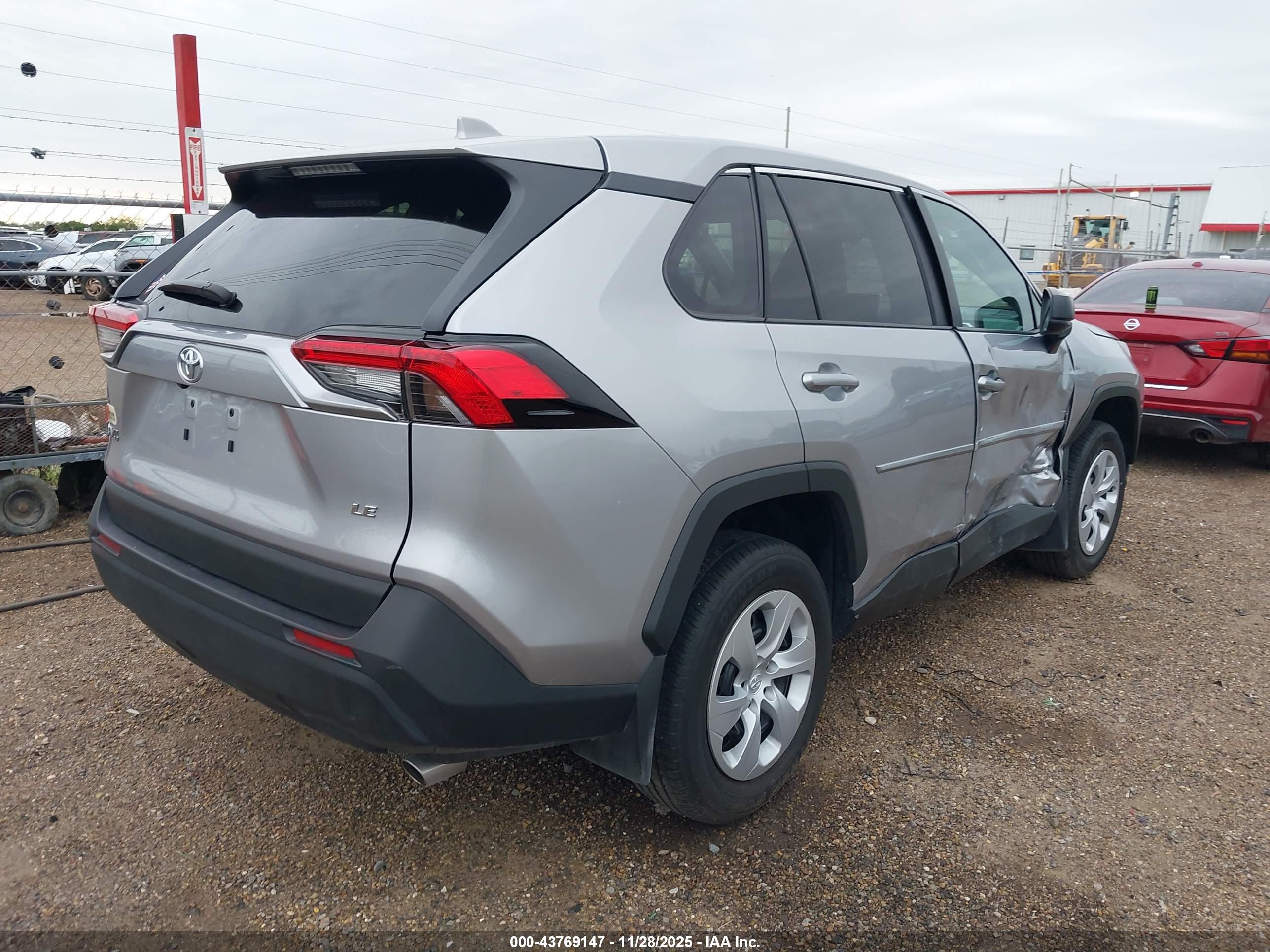 TOYOTA RAV4 image 4