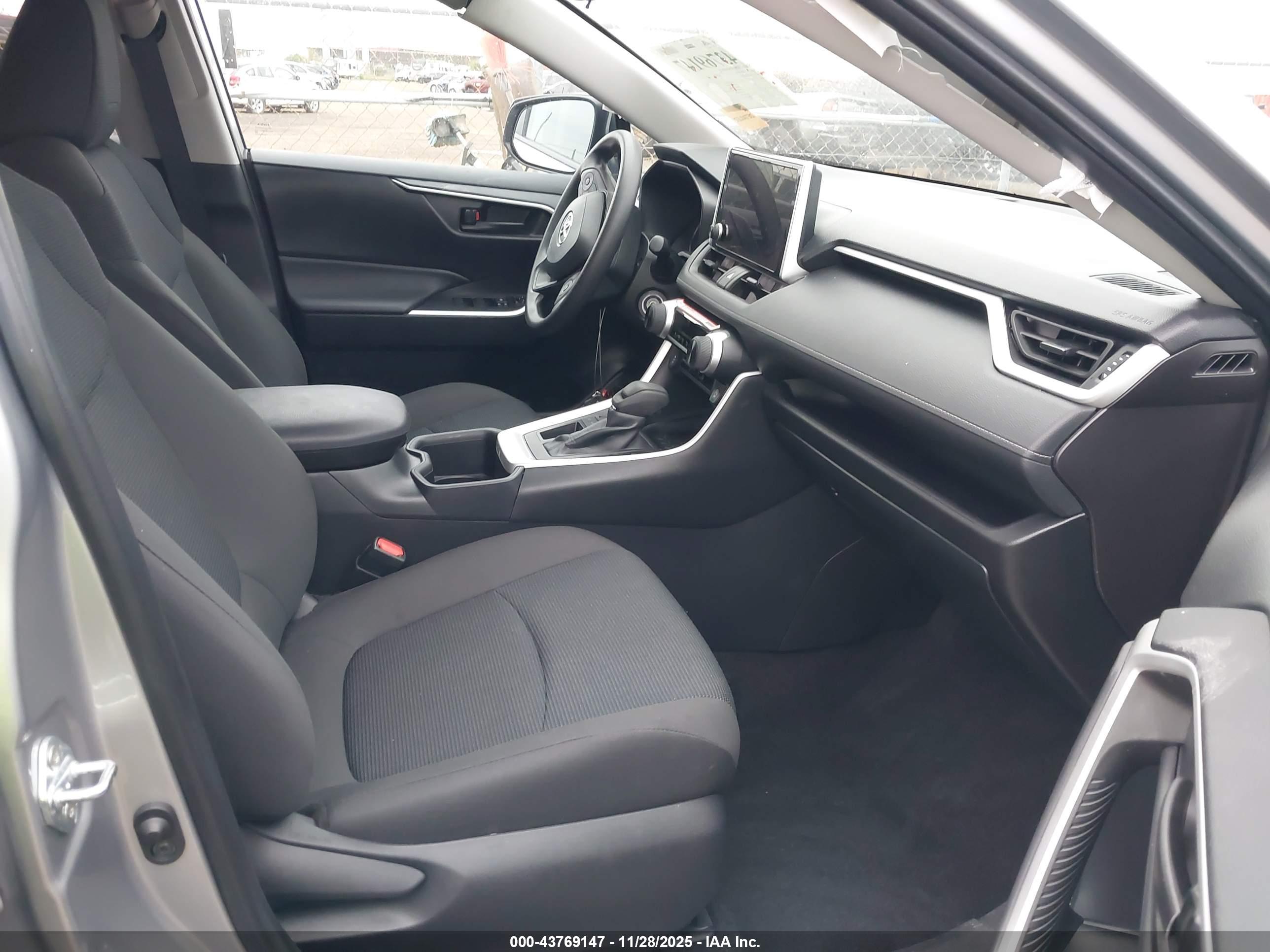 TOYOTA RAV4 image 5