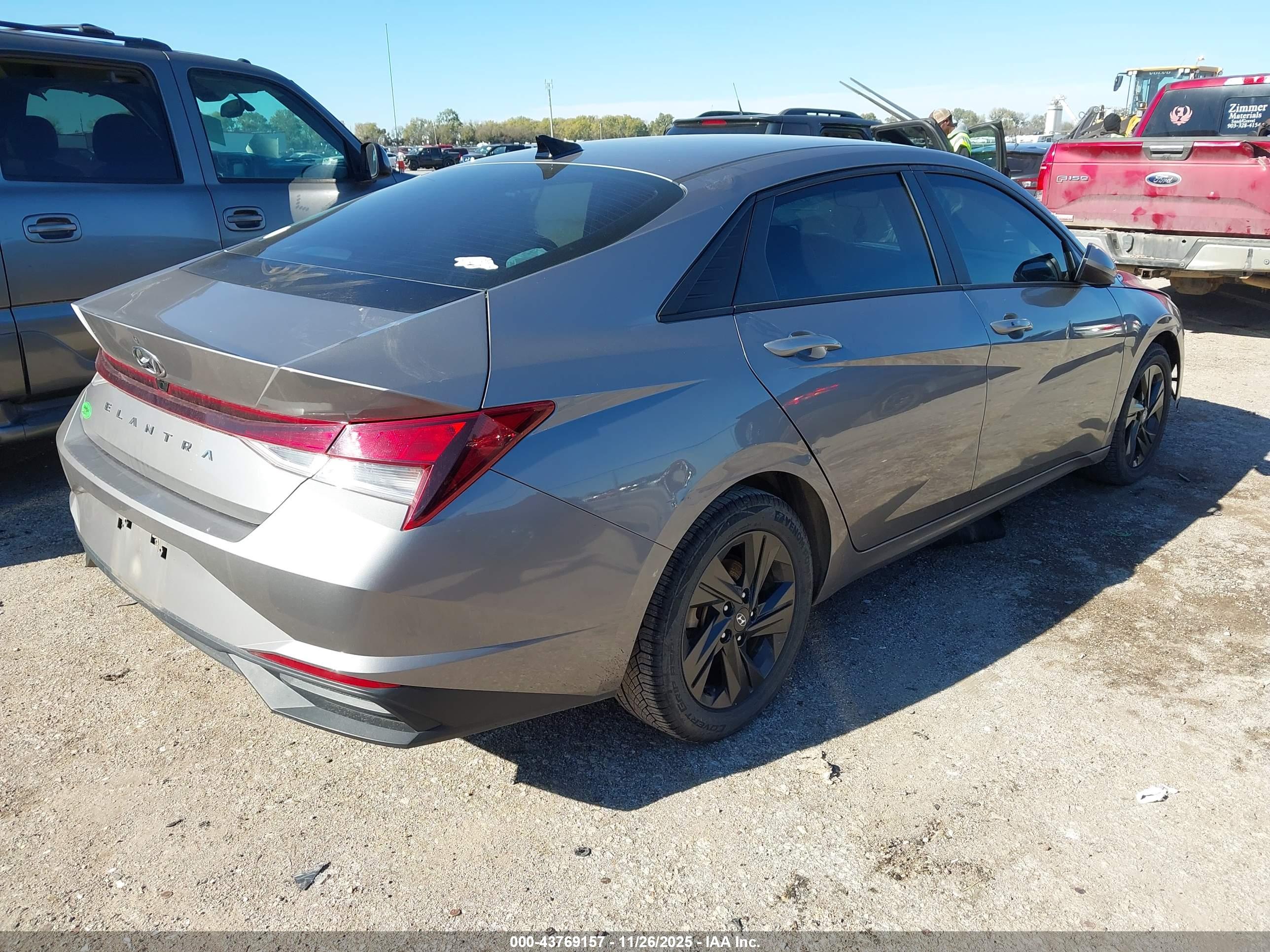 HYUNDAI ELANTRA image 4