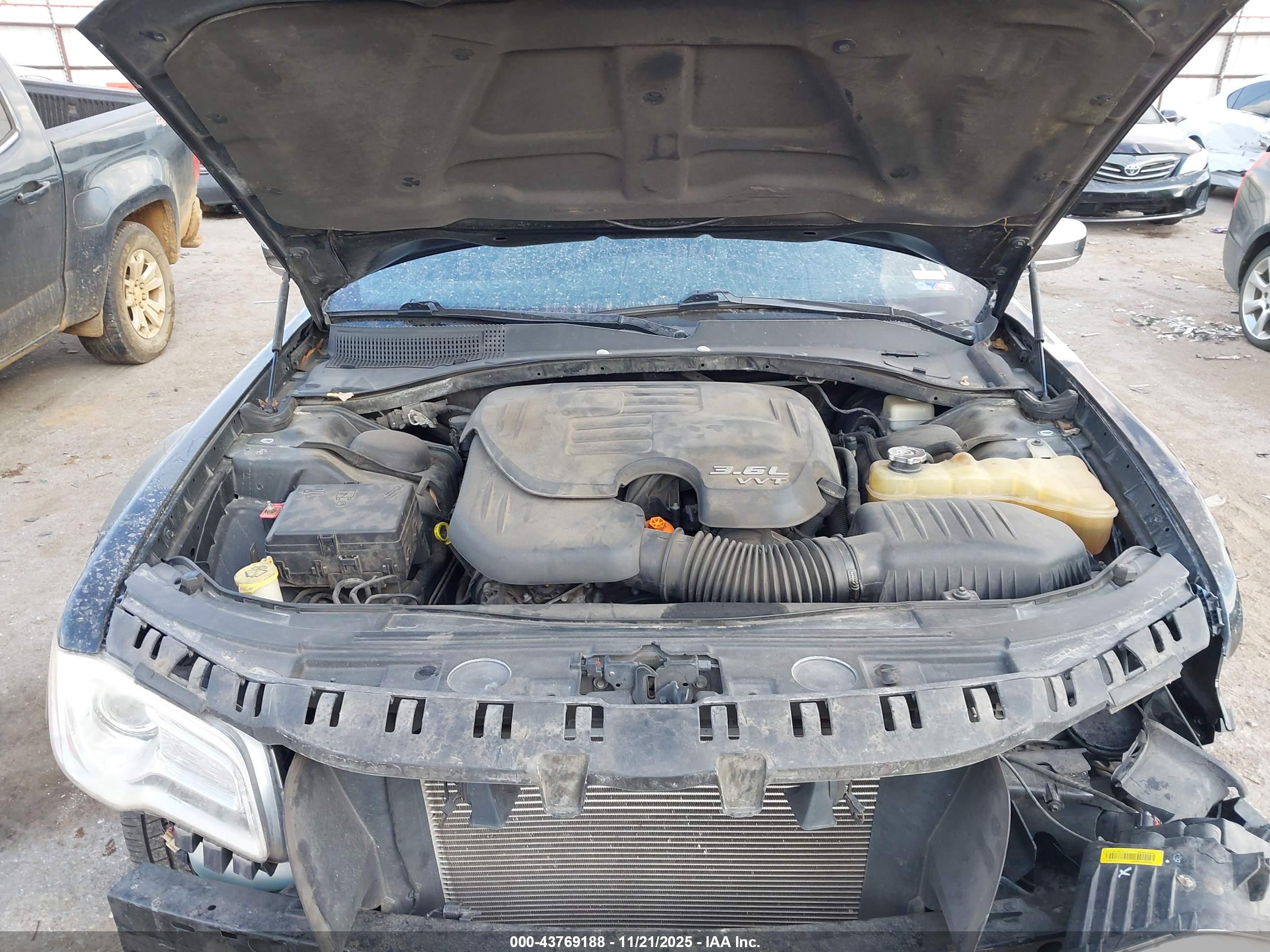 CHRYSLER 300 image 10