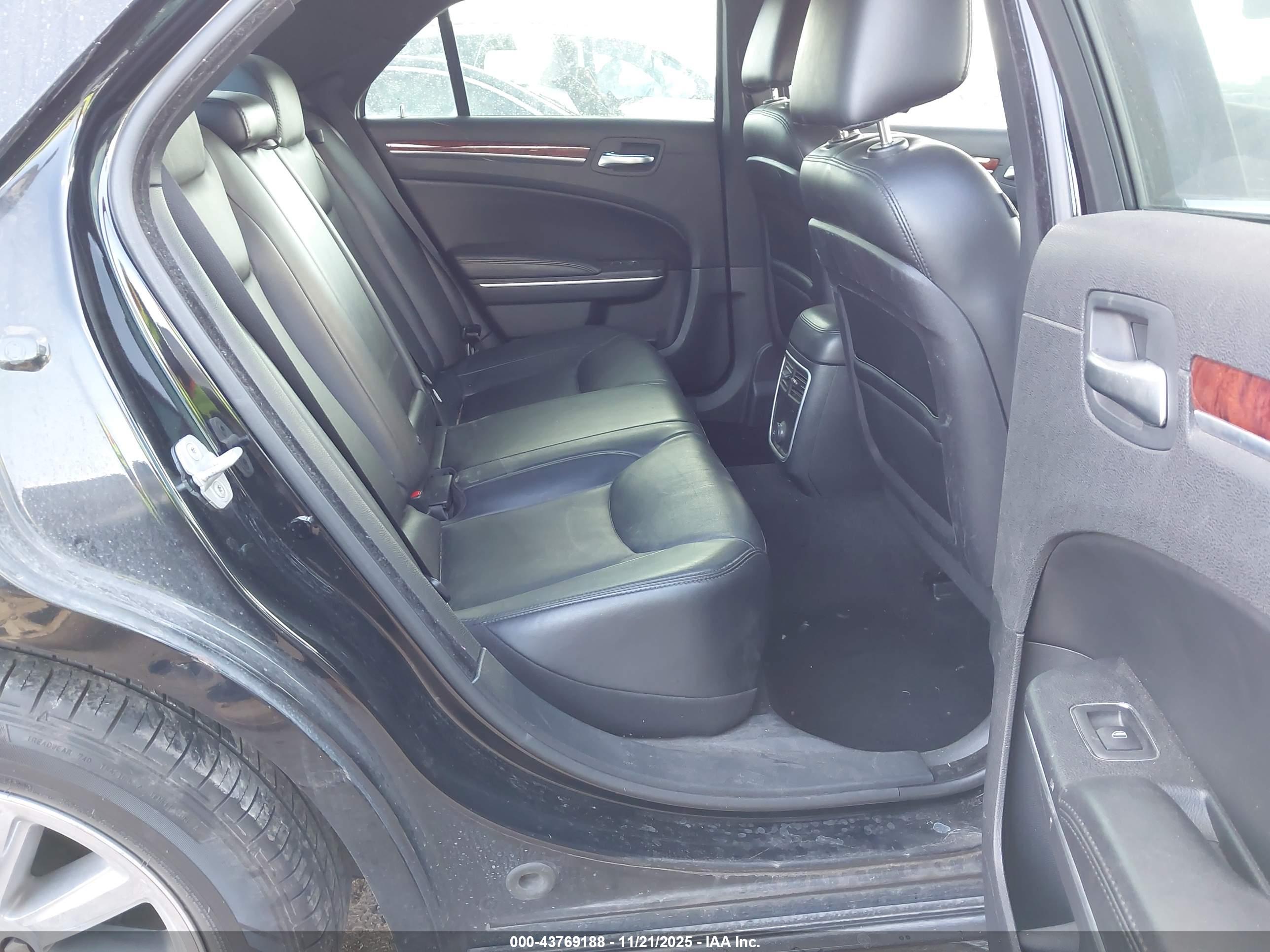 CHRYSLER 300 image 8