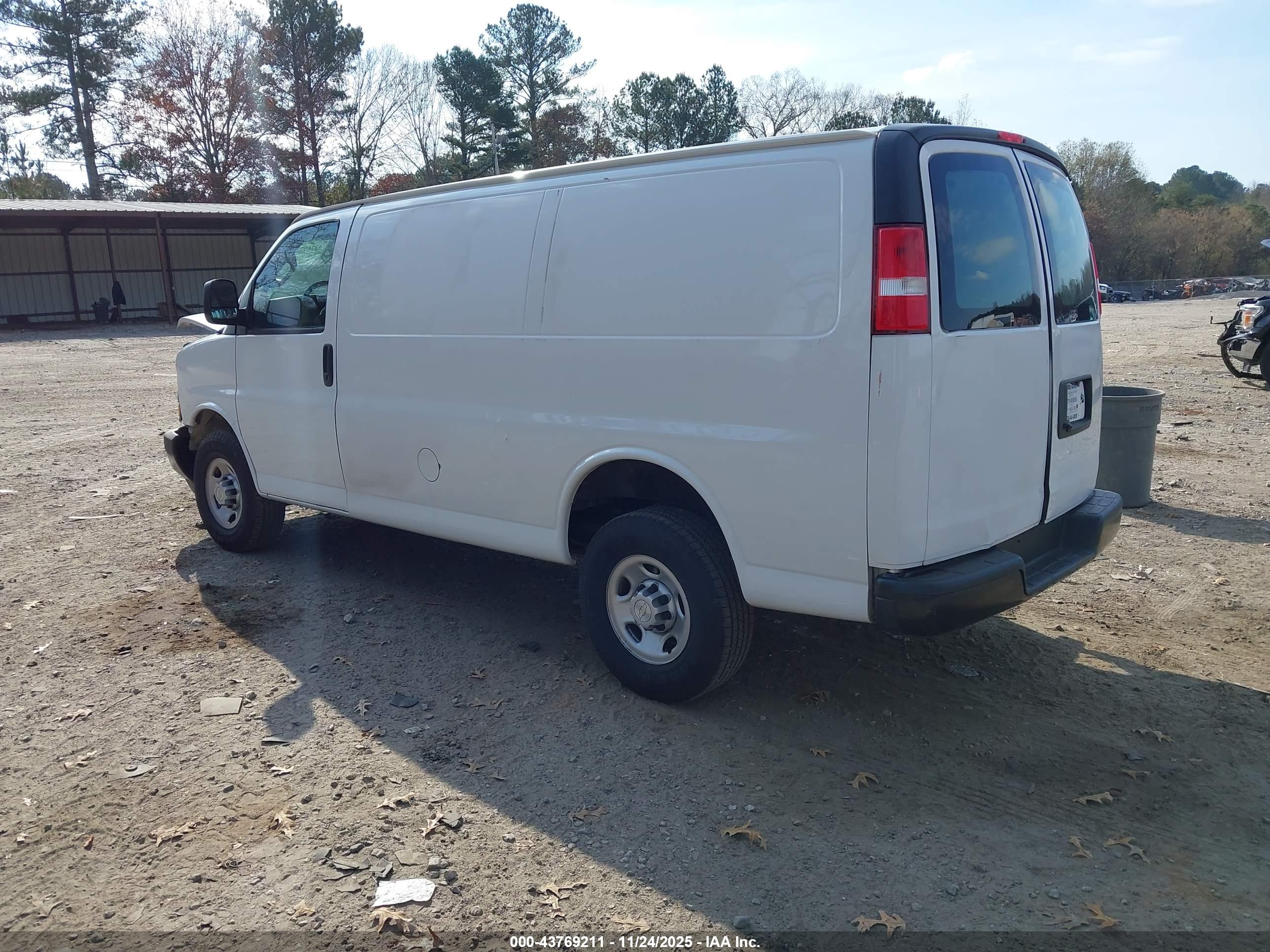 CHEVROLET EXPRESS image 3
