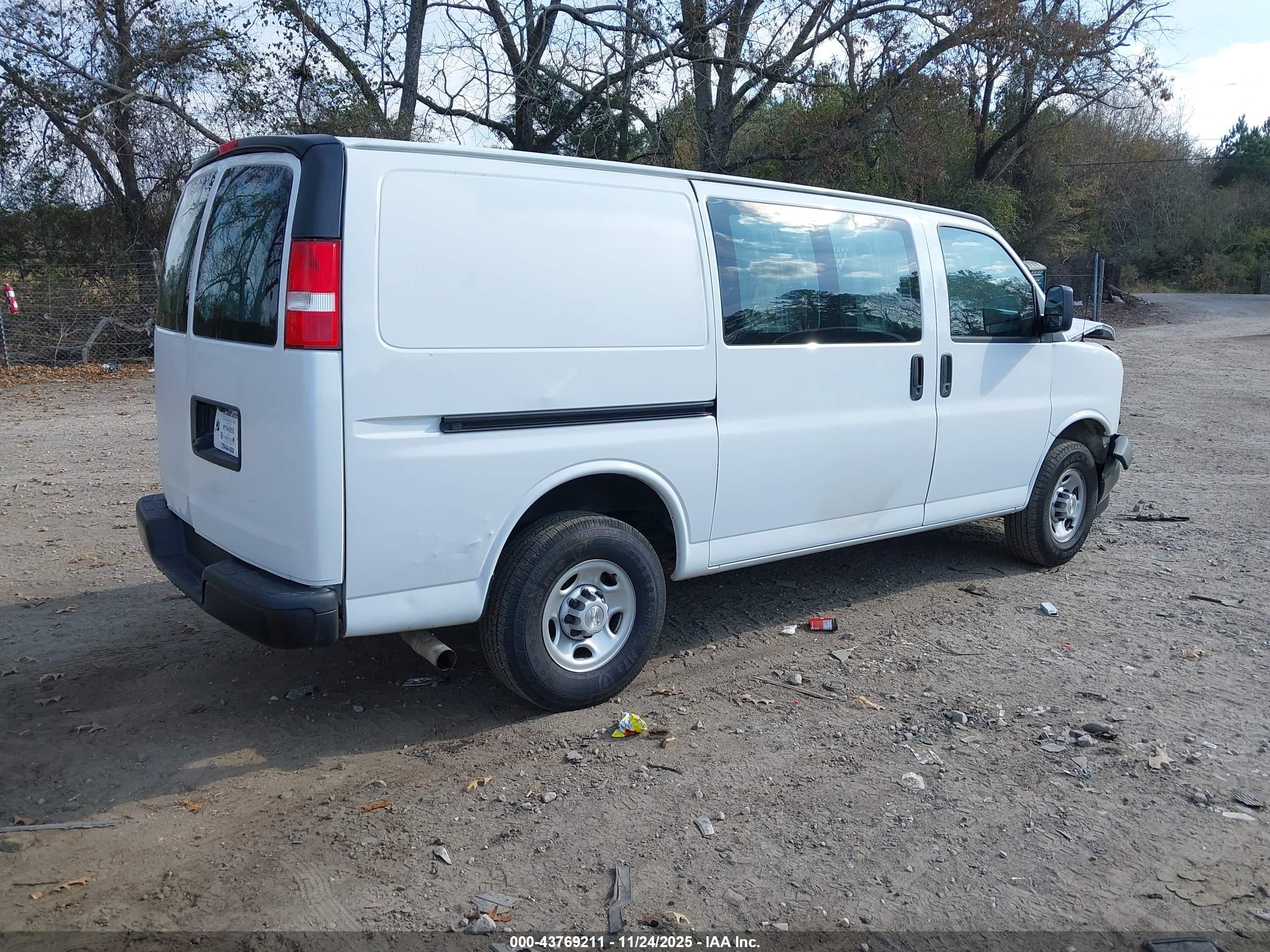 CHEVROLET EXPRESS image 4