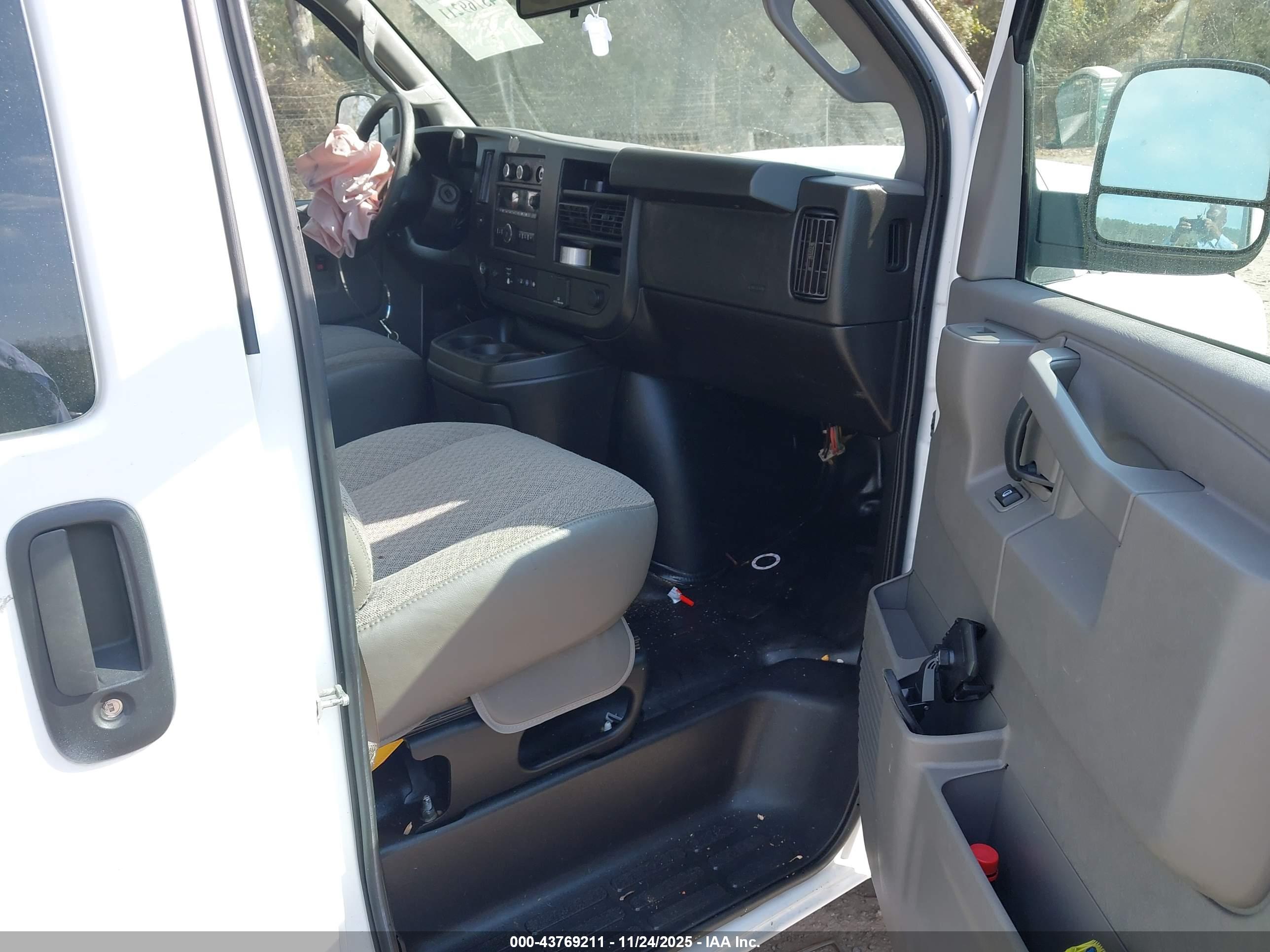 CHEVROLET EXPRESS image 5